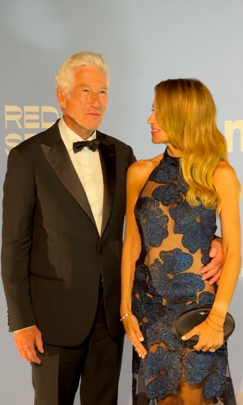 Richard Gere und Alejandra Silva posieren für Fotos bei der amfAR-Gala, gepostet am 1. September 2024 | Quelle: TikTok/@galafr