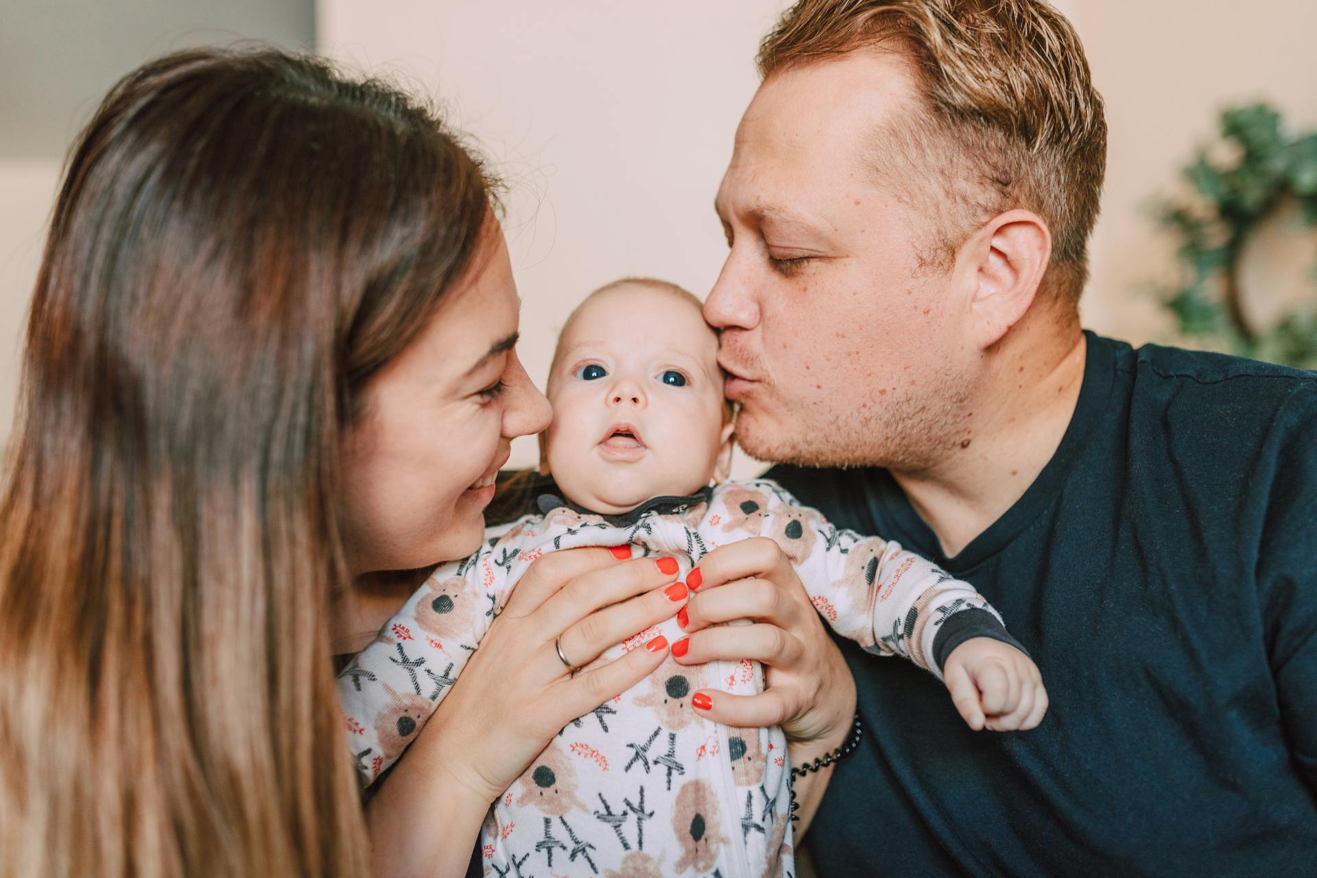 Eine glückliche dreiköpfige Familie | Quelle: Pexels