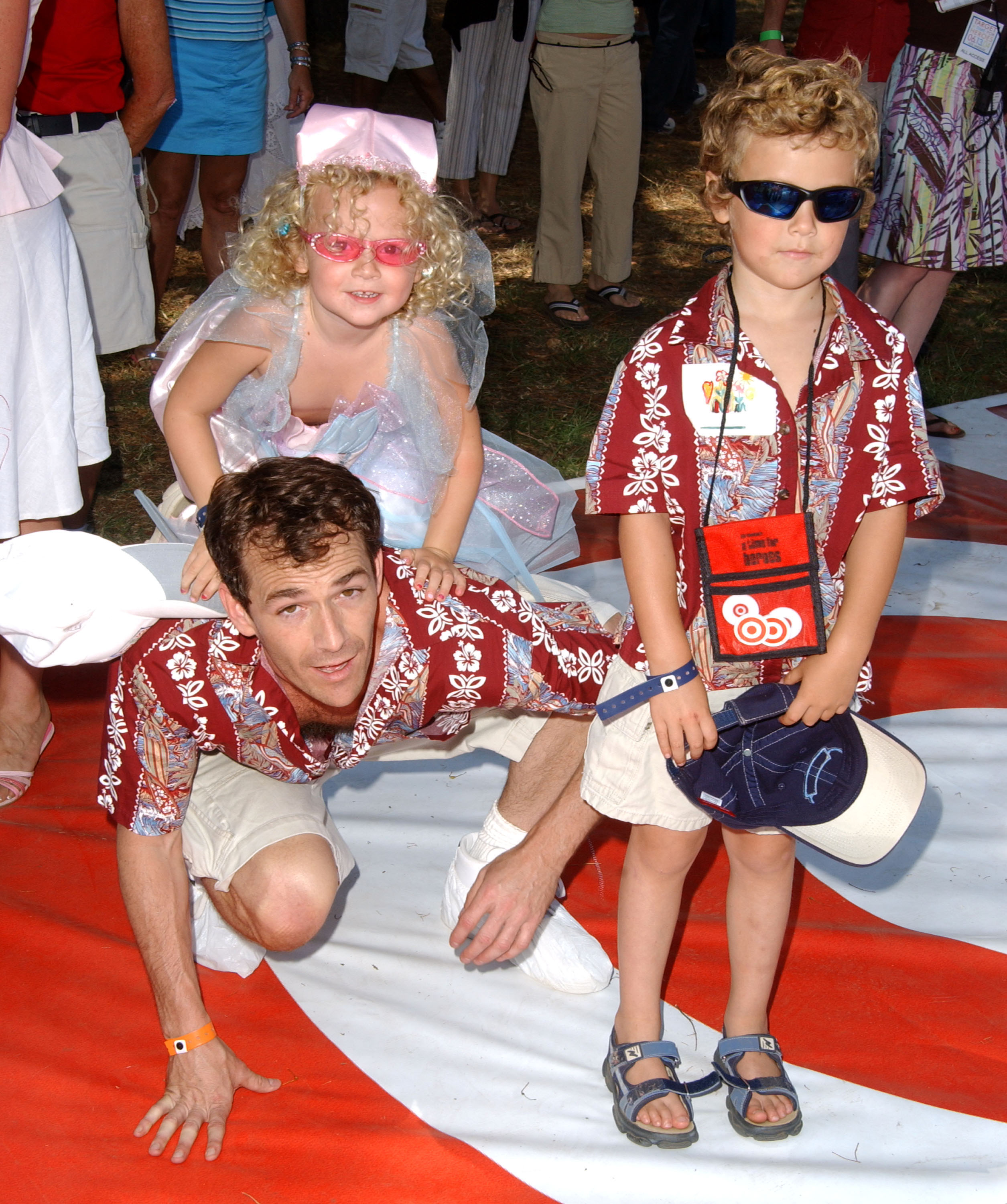 Luke Perry, mit Sophie und Jack am 13. Juni 2004 | Quelle: Getty Images