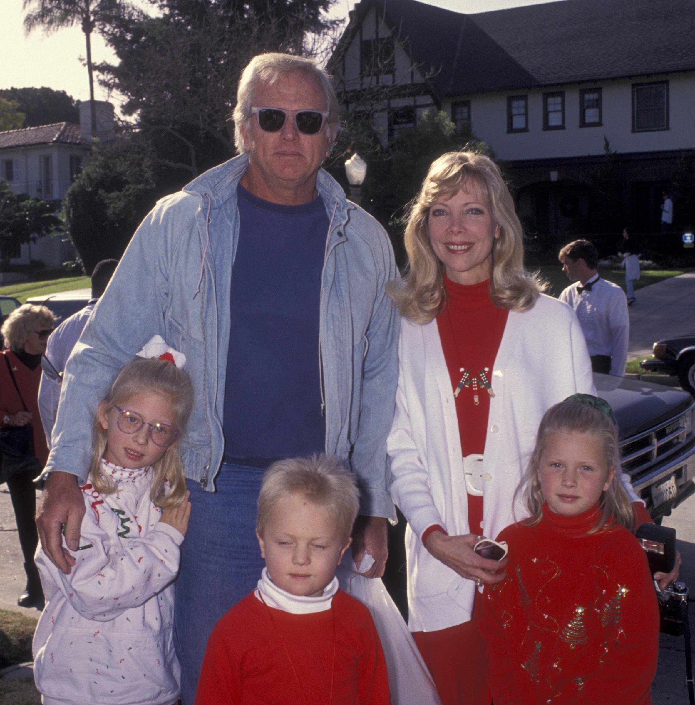 Ron Ely mit seiner Frau Valerie und ihren Kindern bei der zweiten jährlichen Toys for Tots-Benefizveranstaltung am 19. Dezember 1992 in Los Angeles, Kalifornien. | Quelle: Getty Images