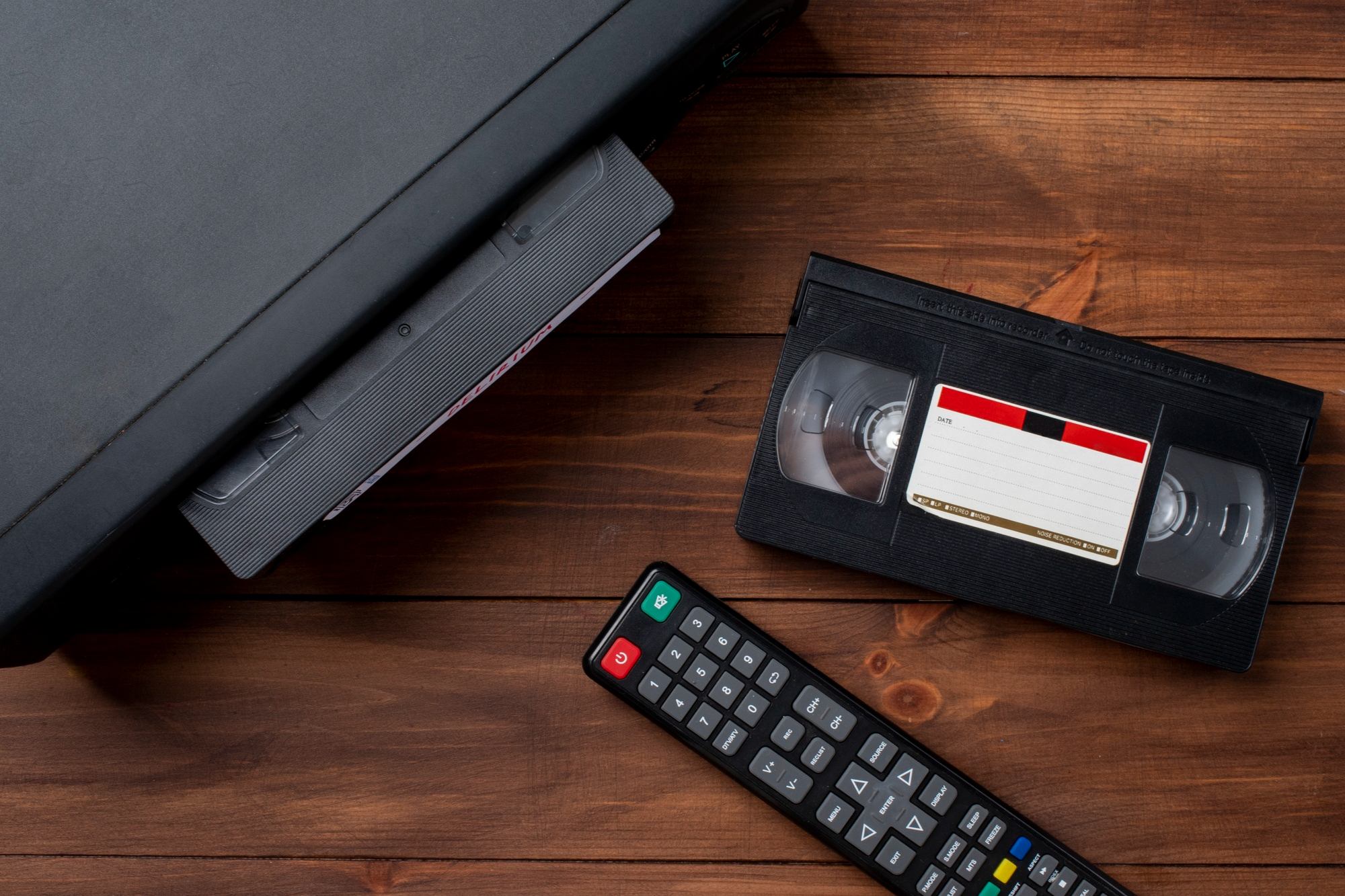 Ein VHS-Player mit einer Kassette und einer Fernbedienung | Quelle: Freepik