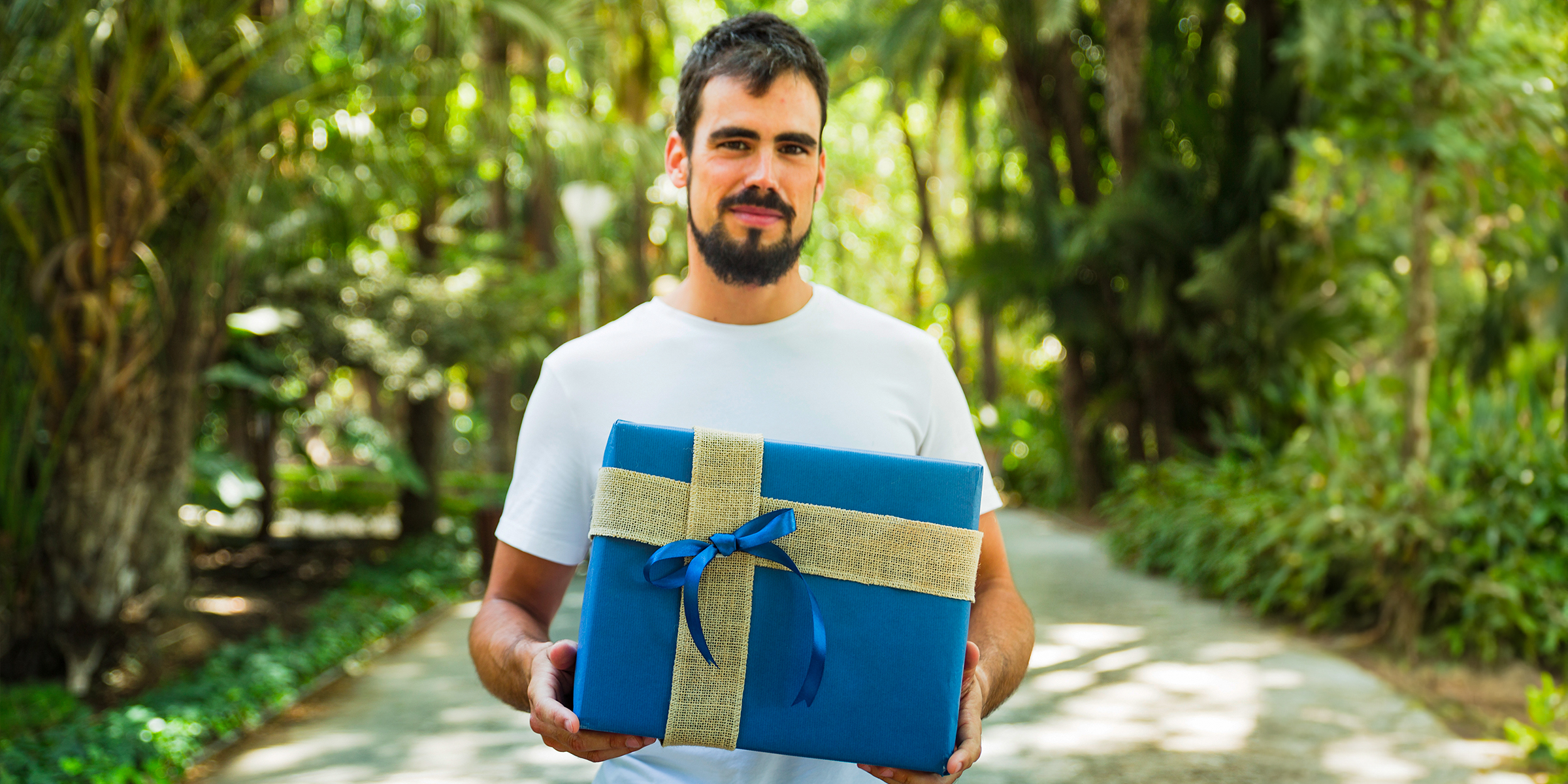 Ein Mann hält eine Geschenkbox | Quelle: Freepik