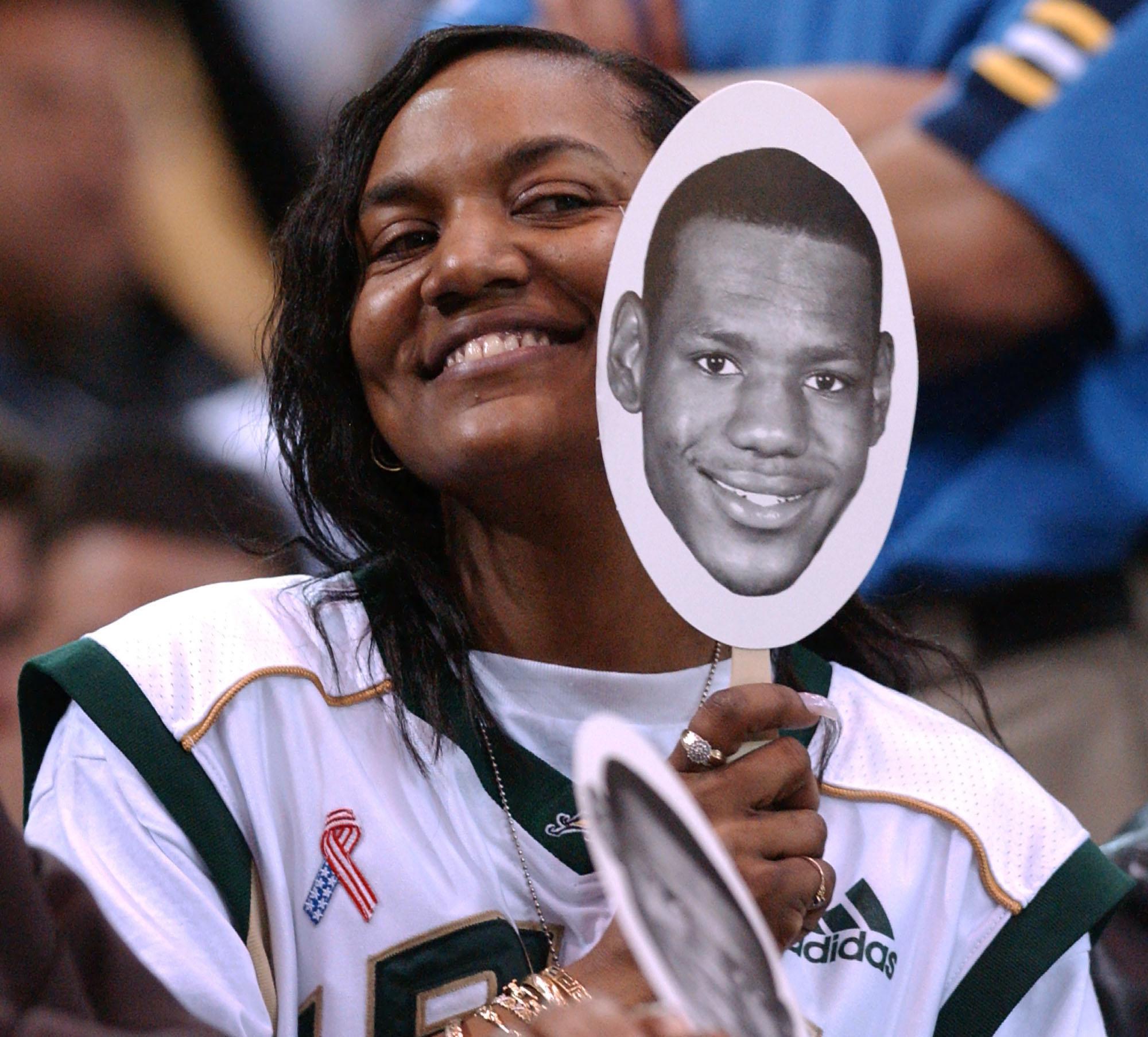 LeBron James' Mutter Gloria zeigt ihre Unterstützung während des Spiels der High School St. Vincent-St. Mary's ihres Sohnes gegen Mater Dei am 4. Januar 2003 in Los Angeles, Kalifornien | Quelle: Getty Images