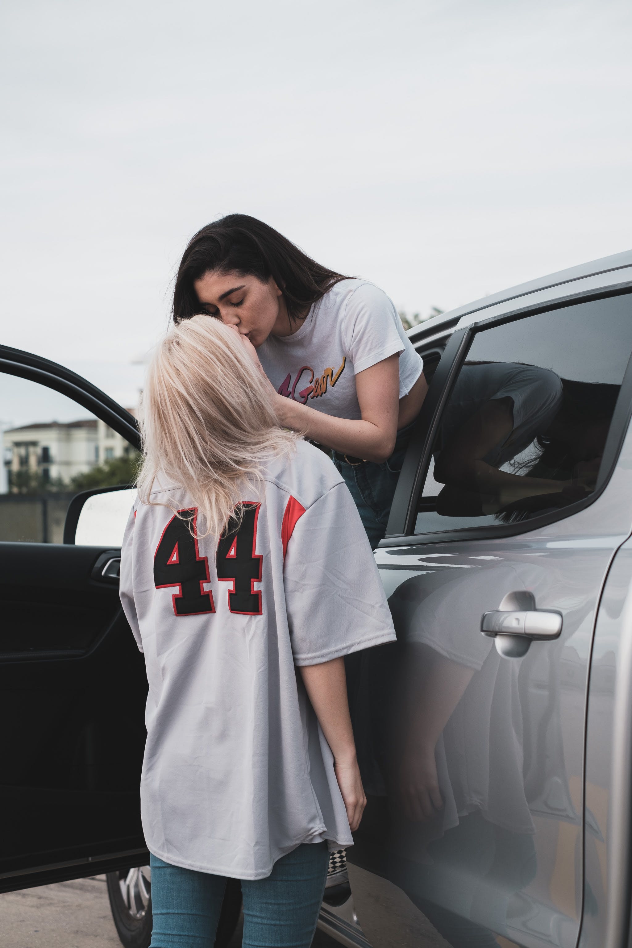 Ein Paar, das sich an einem Auto küsst | Quelle: Pexels