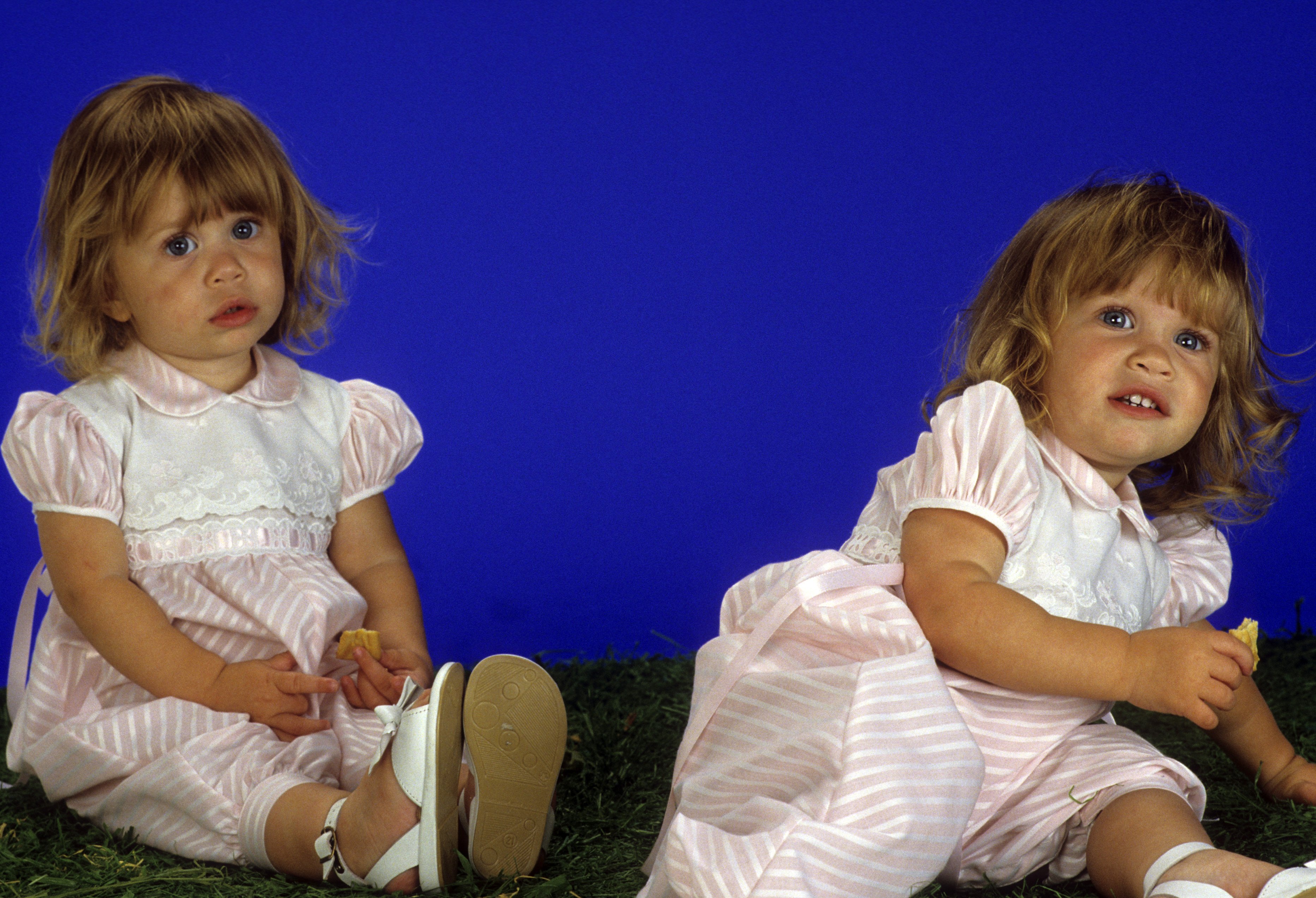 Runde Babywangen und große, unschuldige Augen verliehen den einjährigen Mary-Kate und Ashley Olsen bei einem Fotoshooting am 11. April 1988 für