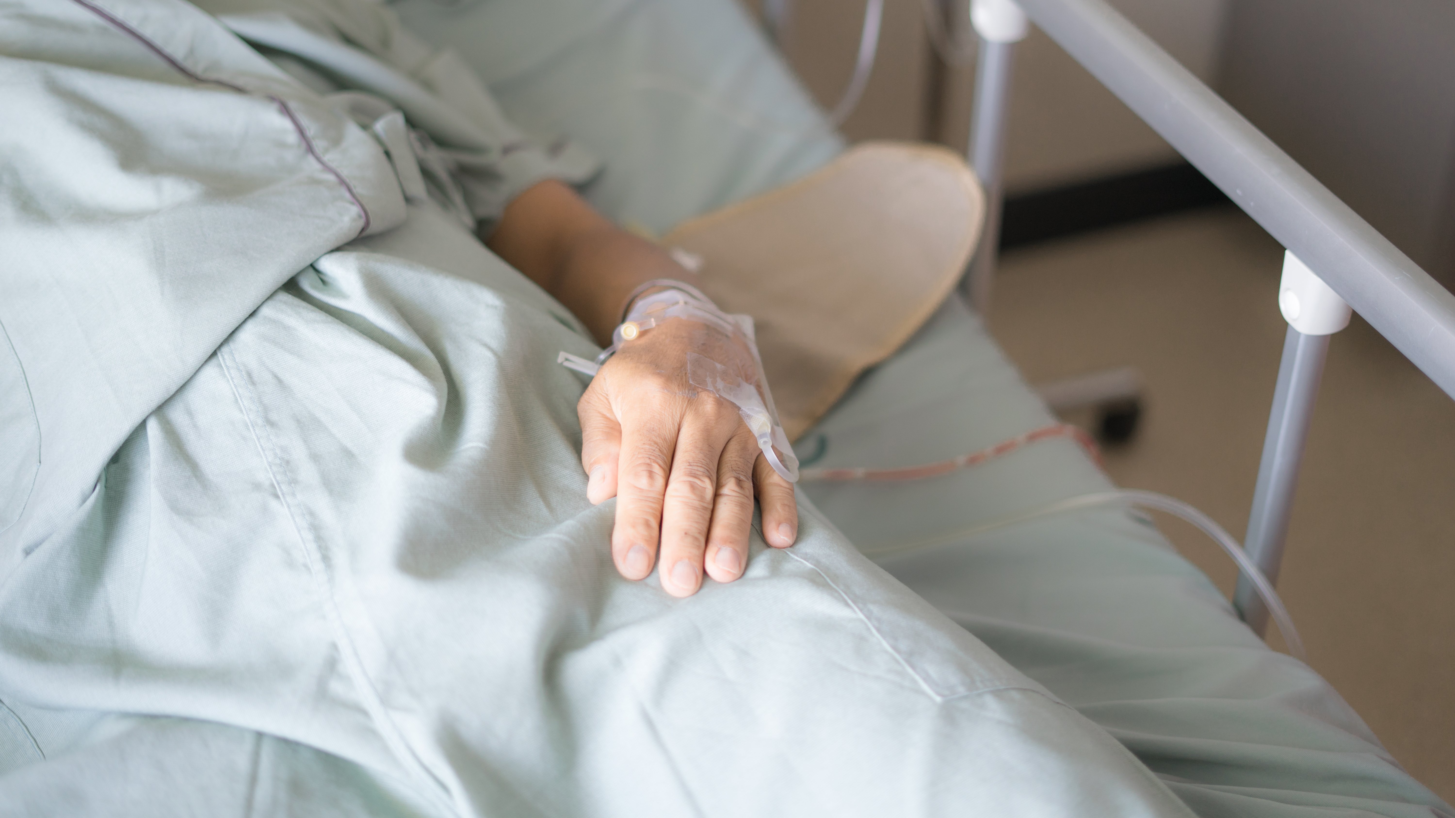 Der Patient liegt nach der Operation im Bett. | Quelle: Shutterstock