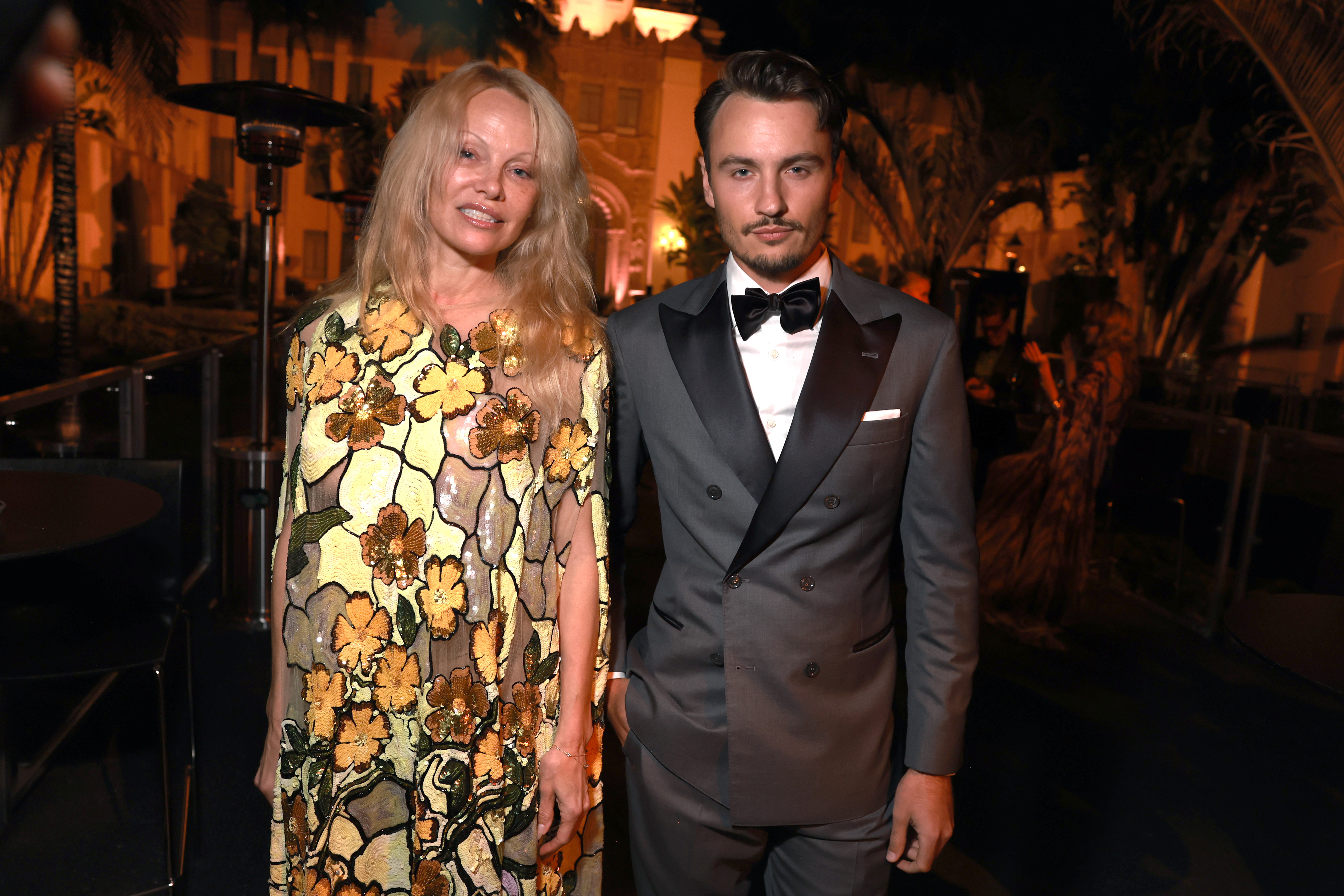 Pamela Anderson und Brandon Thomas Lee bei der Vanity Fair Oscar Party in Beverly Hills, Kalifornien am 10. März 2024 | Quelle: Getty Images