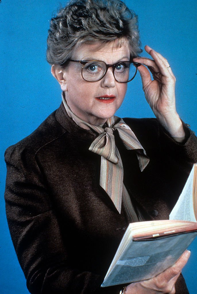 Angela Lansbury hält ein Buch, Circa 1984. | Quelle: Getty Images