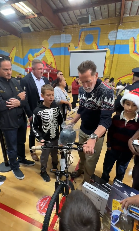 Arnold Schwarzenegger im Hollenbeck Center in Boyle Heights, gepostet am 17. Dezember 2023 | Quelle: TikTok.com/@arnoldschnitzel