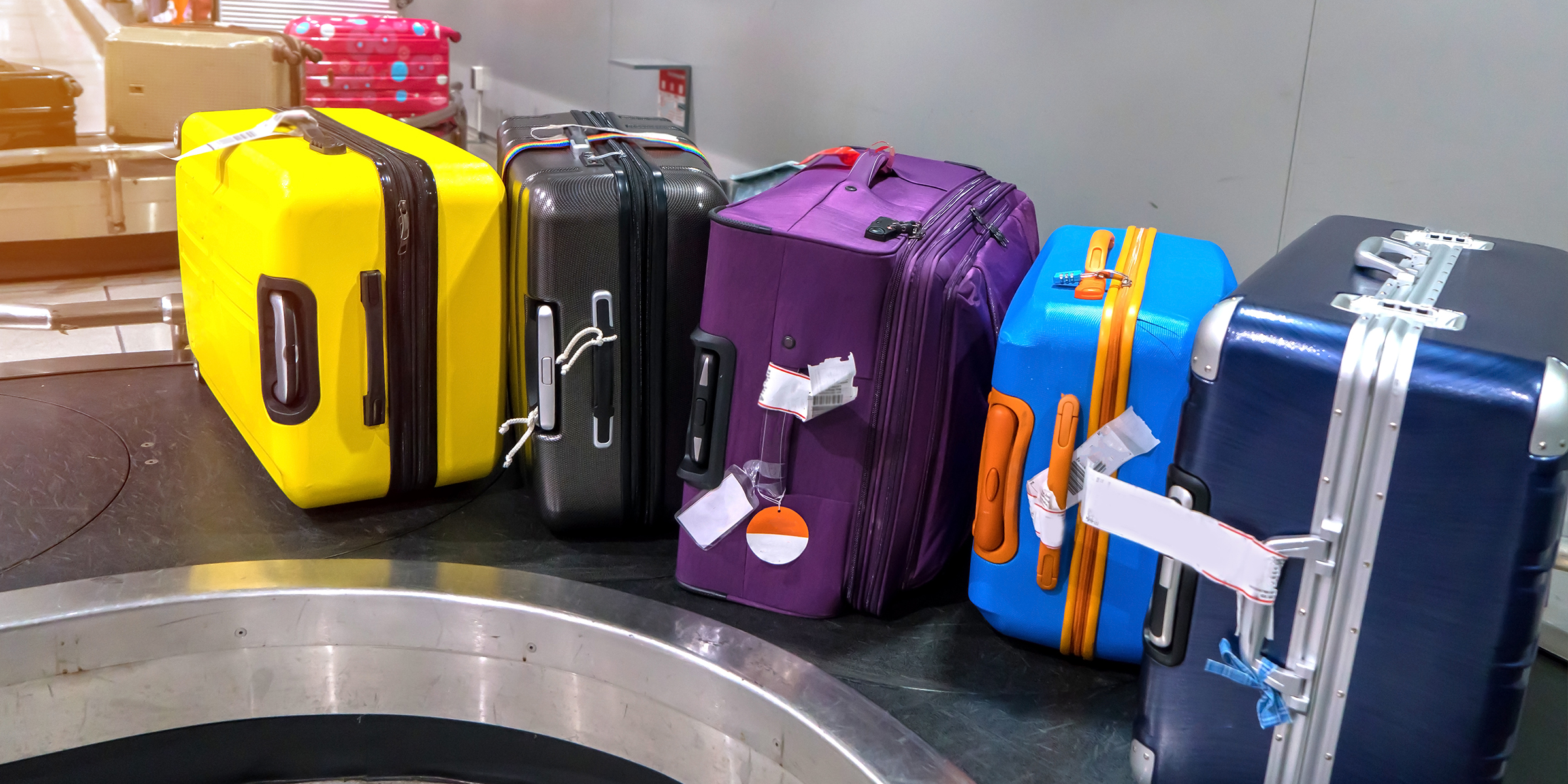 Mehrere Reisetaschen auf einem Förderband | Quelle: Shutterstock