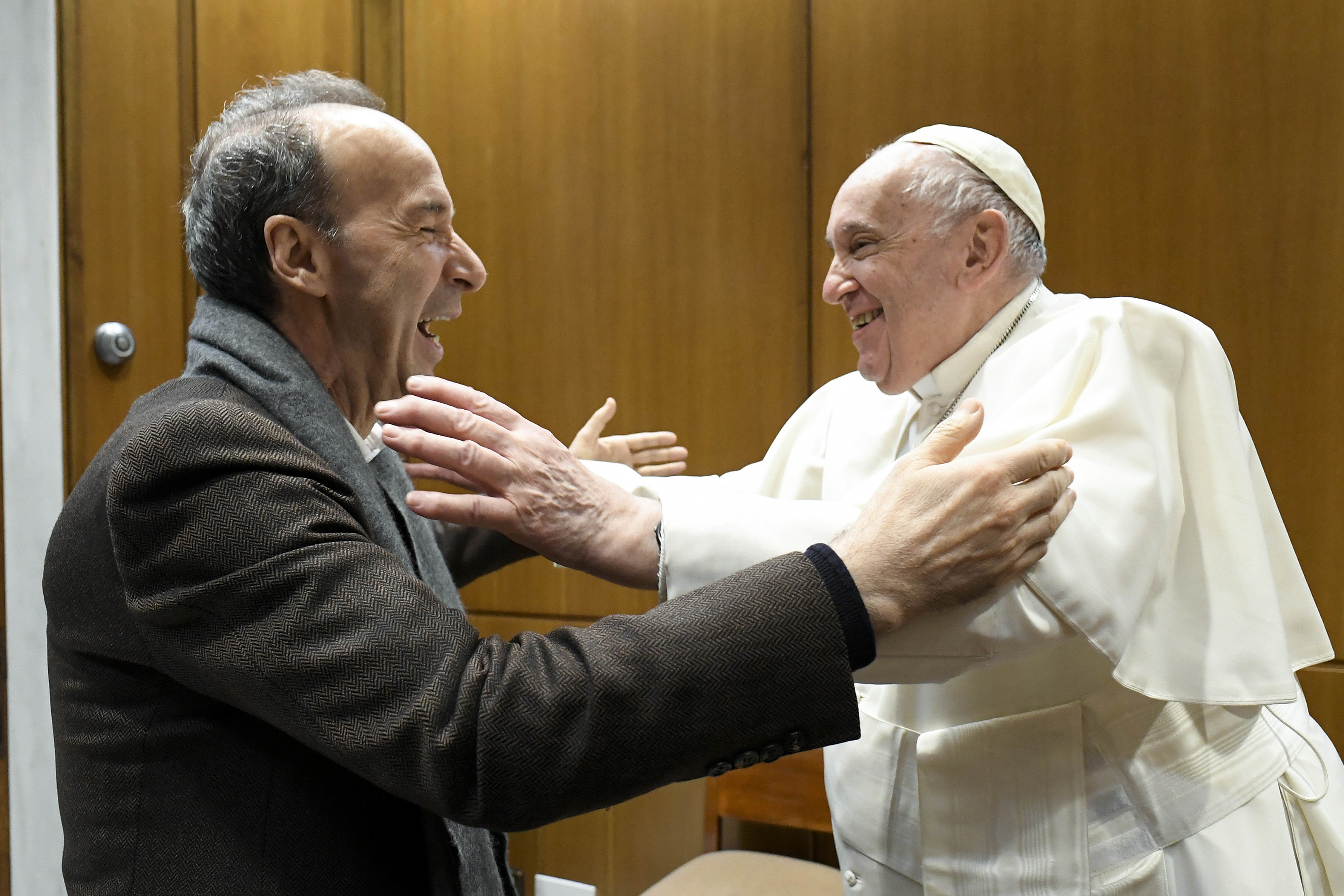 Papst Franziskus trifft den italienischen Schauspieler und Regisseur Roberto Benigni in der Halle Paul VI. in der Vatikanstadt, Vatikan, am 7. Dezember 2022. | Quelle: Getty Images