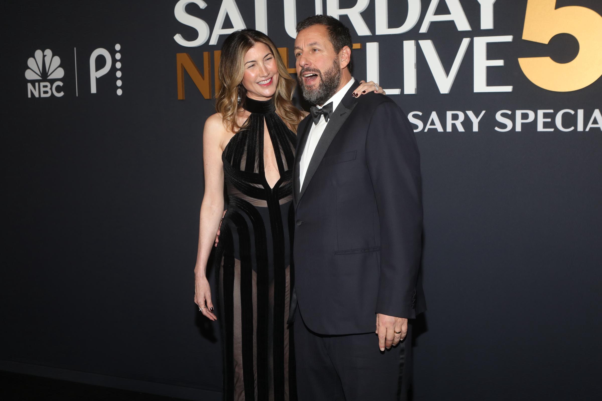 Jackie Sandler und Adam Sandler posieren freimütig vor den Kameras beim "SNL50: The Anniversary Special" auf dem 30 Rockefeller Plaza am 16. Februar 2025 in New York | Quelle: Getty Images