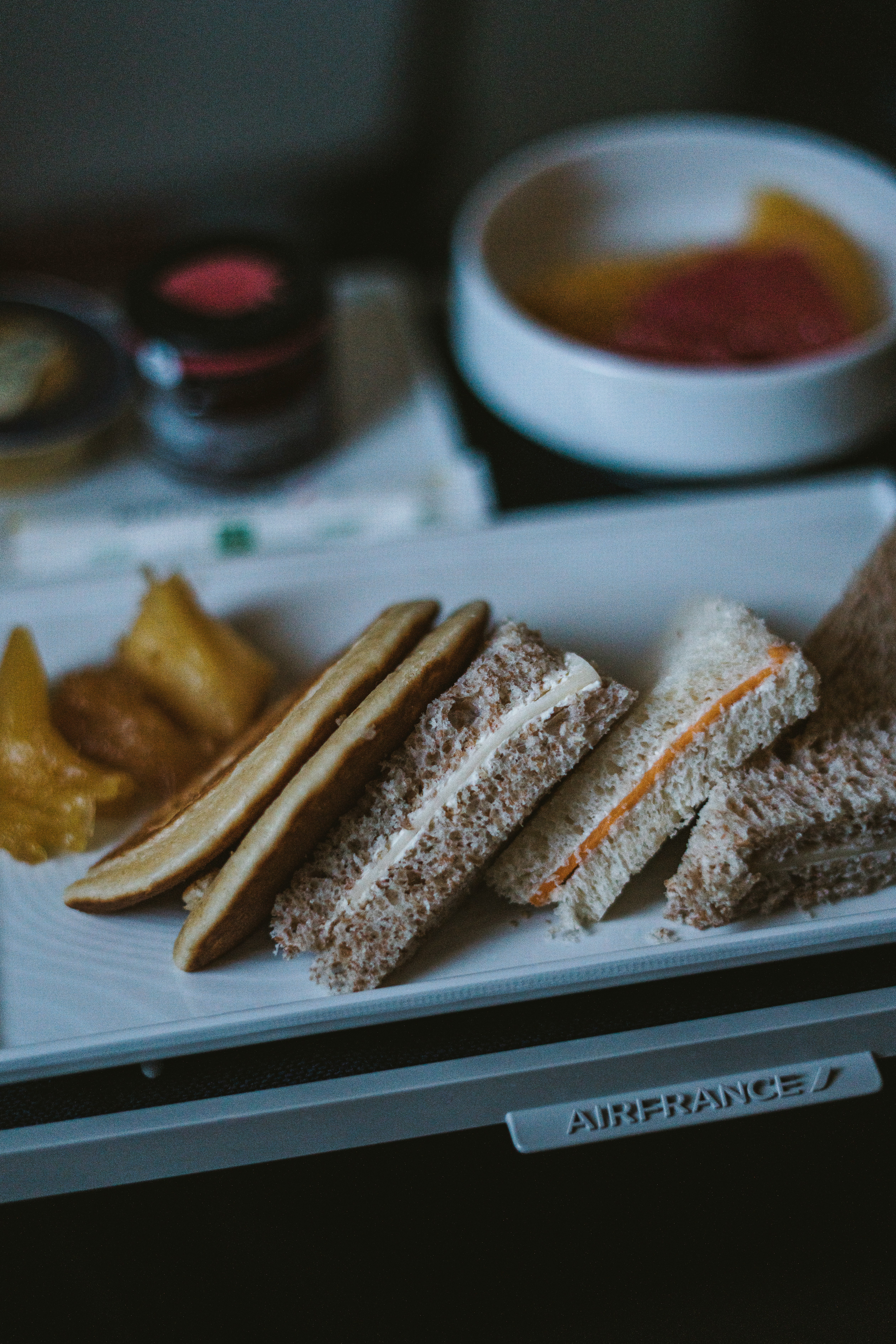 Ein Teller mit Essen auf einem Flug | Quelle: Unsplash