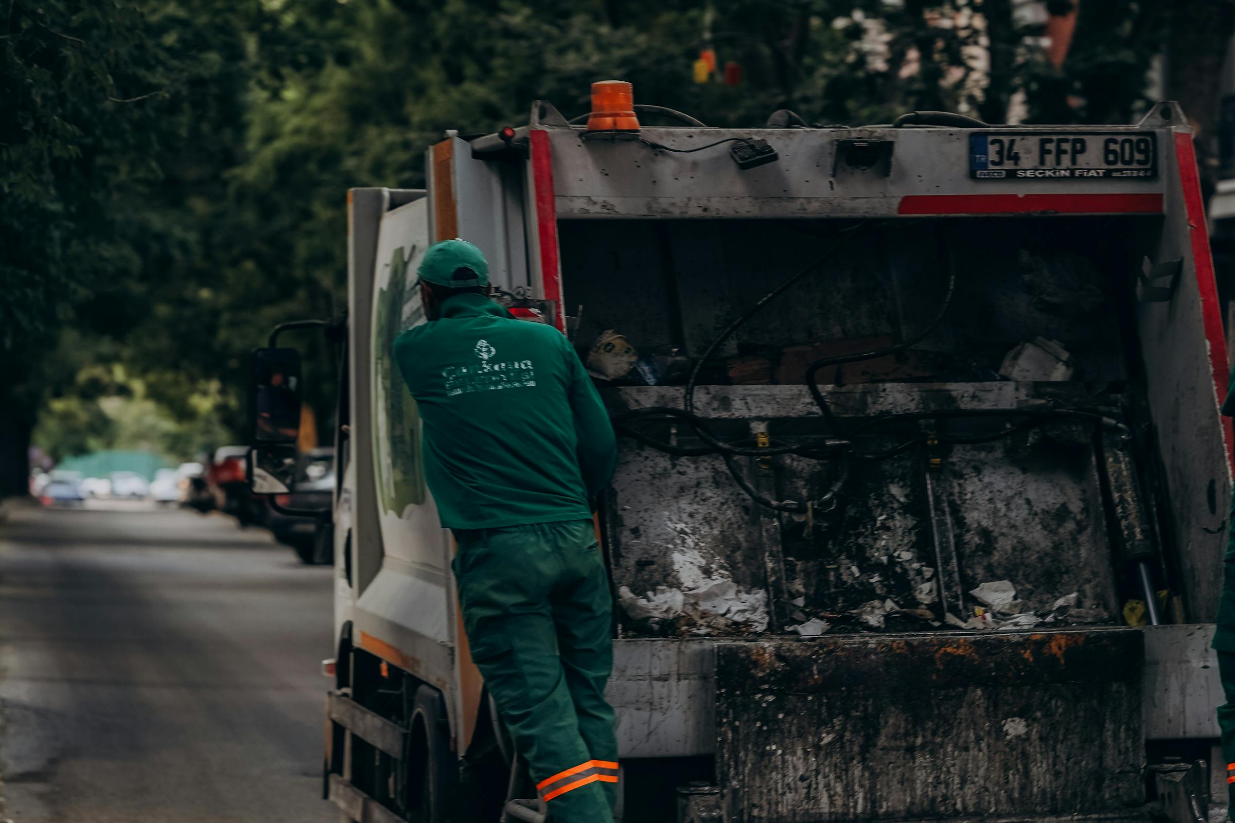 Ein Müllwagen auf der Straße | Quelle: Pexels