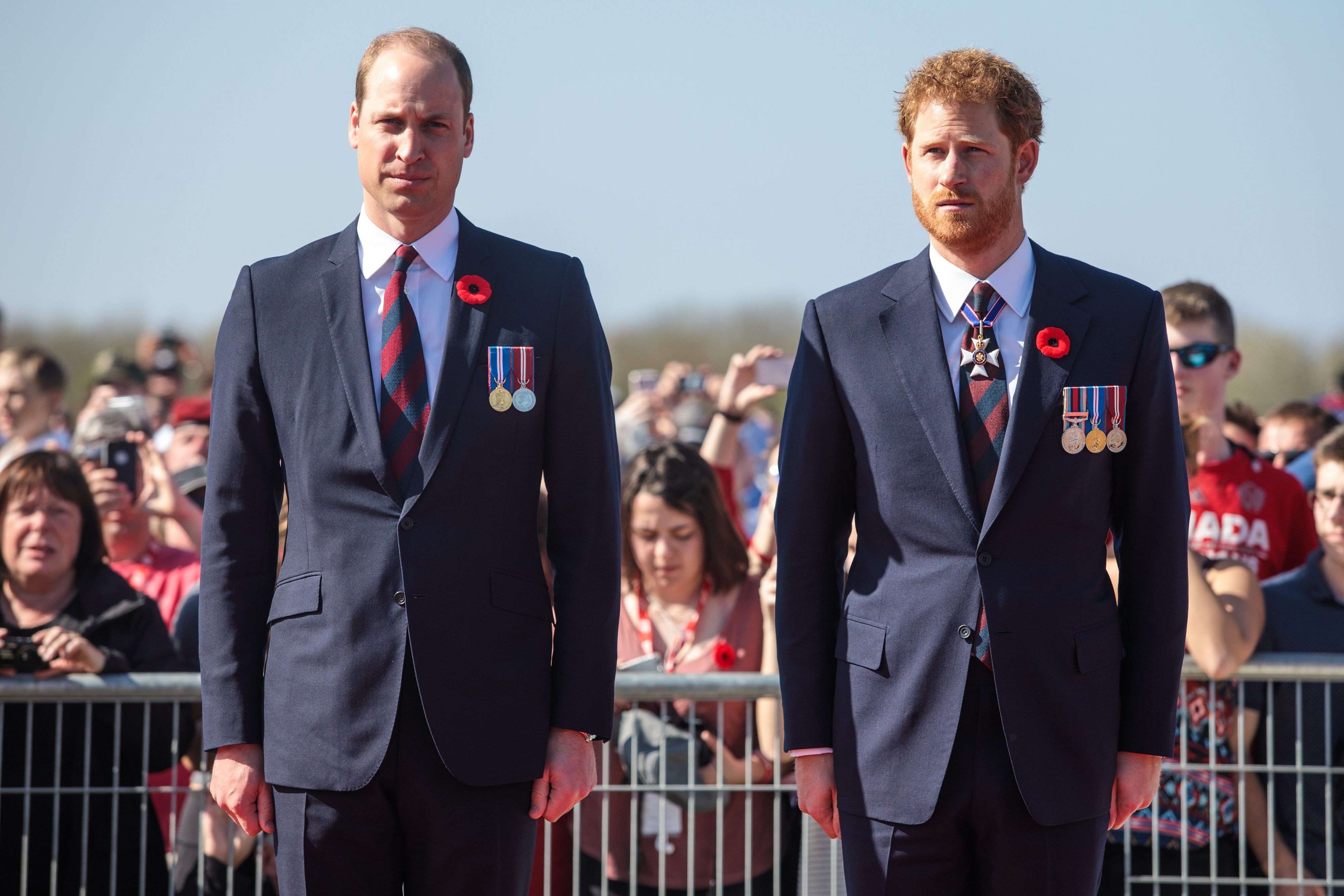 Prinz William und Prinz Harry kommen am 9. April 2017 am Canadian National Vimy Memorial in Vimy, Frankreich, an. | Quelle: Getty Images