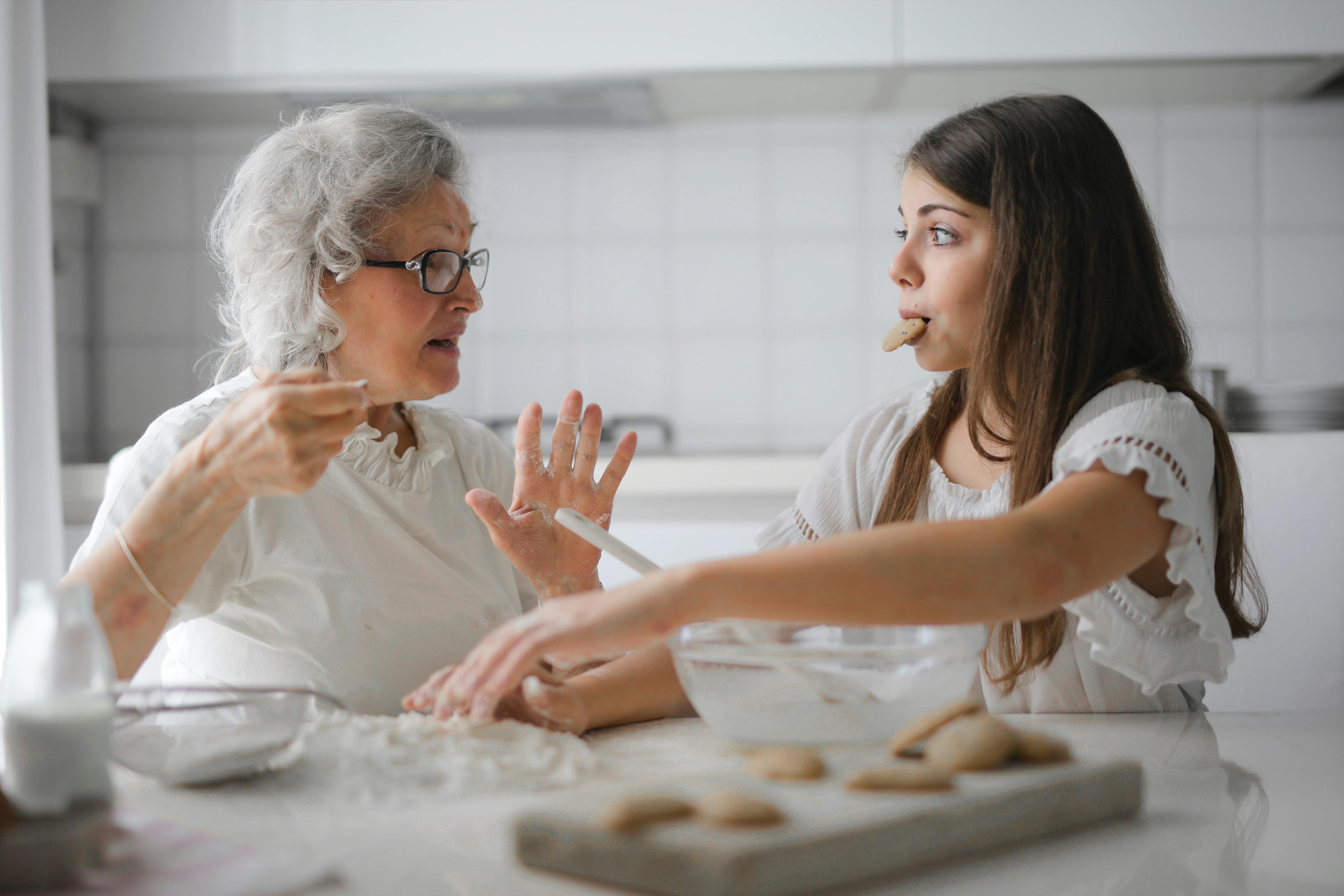 Nachdenkliche Großmutter und Enkelin im Gespräch in der Küche | Quelle: Pexels