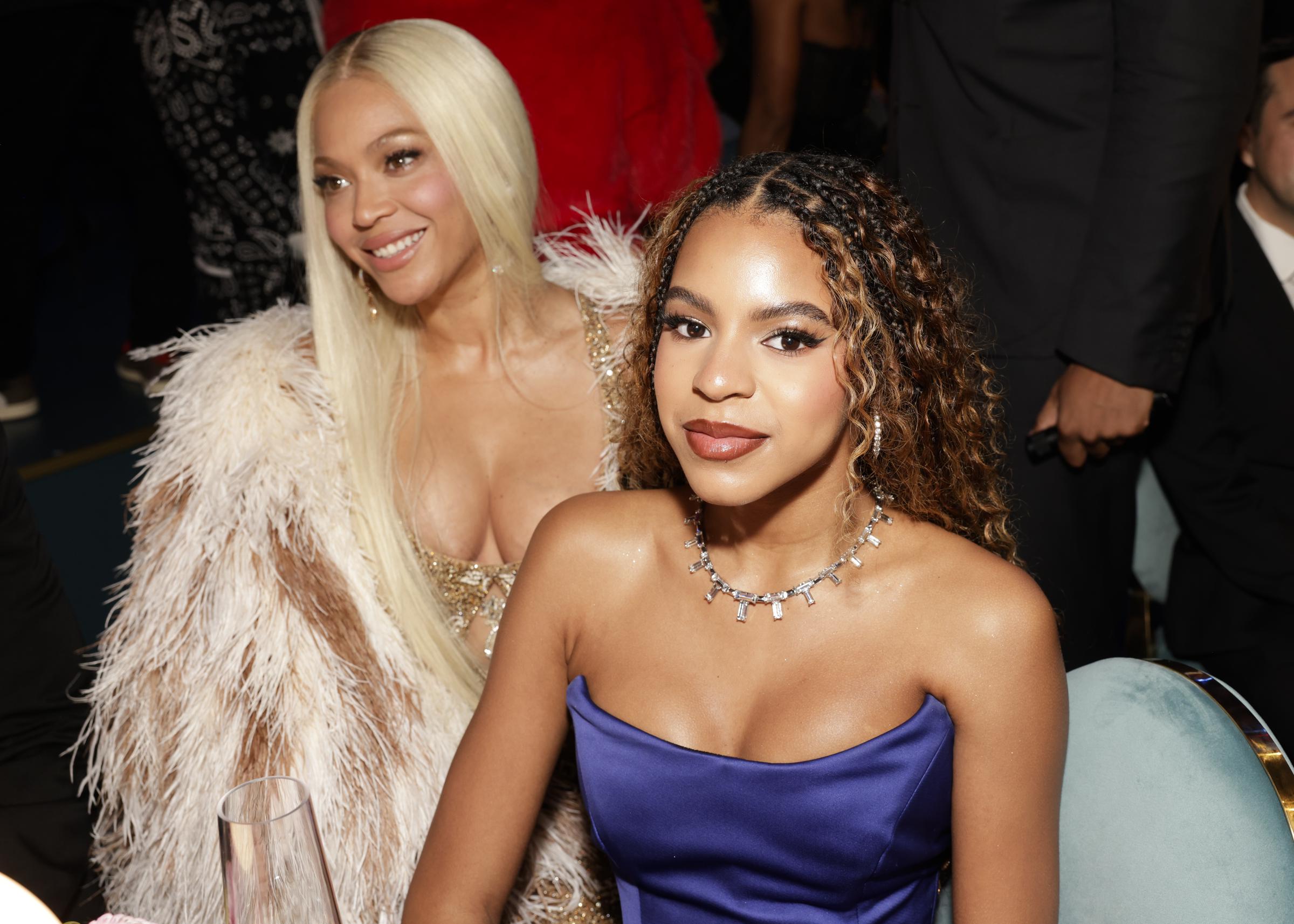 Beyonce und Blue Ivy Carter bei den 67. jährlichen Grammy Awards in Los Angeles, Kalifornien | Quelle: Getty Images