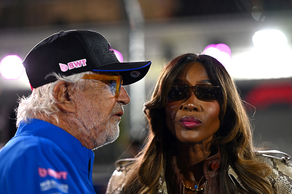 Flavio Briatore, Executive Advisor von Alpine F1, und Naomi Campbell an der Startlinie während des F1 Grand Prix von Las Vegas auf dem Las Vegas Strip Circuit am 22. November 2025 in Las Vegas, Nevada. | Quelle: Getty Images