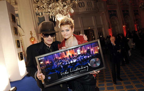 Udo Lindenberg mit seiner Lebensgefährtin Tine Acke | Quelle: Getty Images