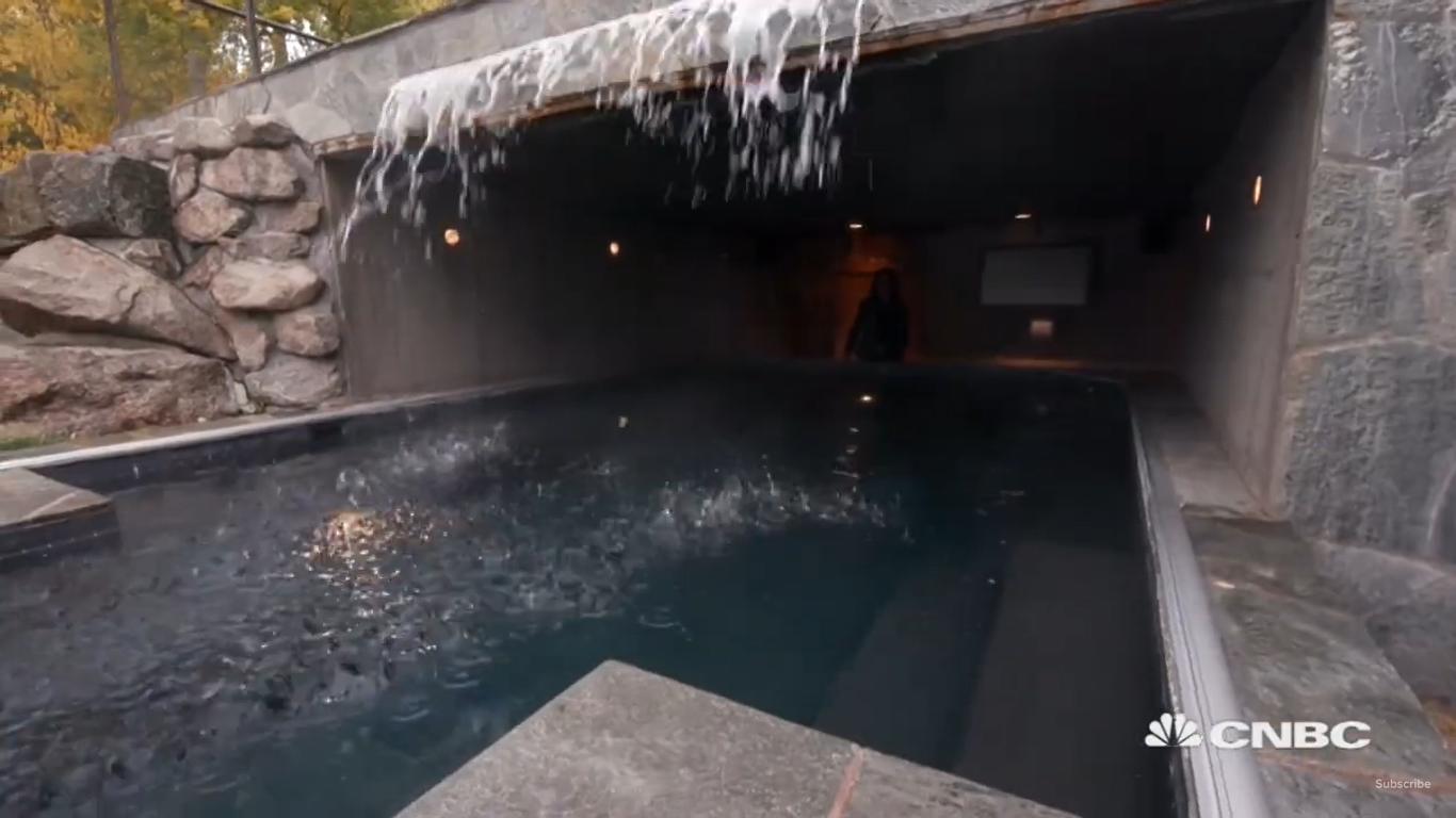 Kevin Costners Jacuzzi in seinem Anwesen in Aspen, Colorado | Quelle: YouTube/CNBCMakeIt