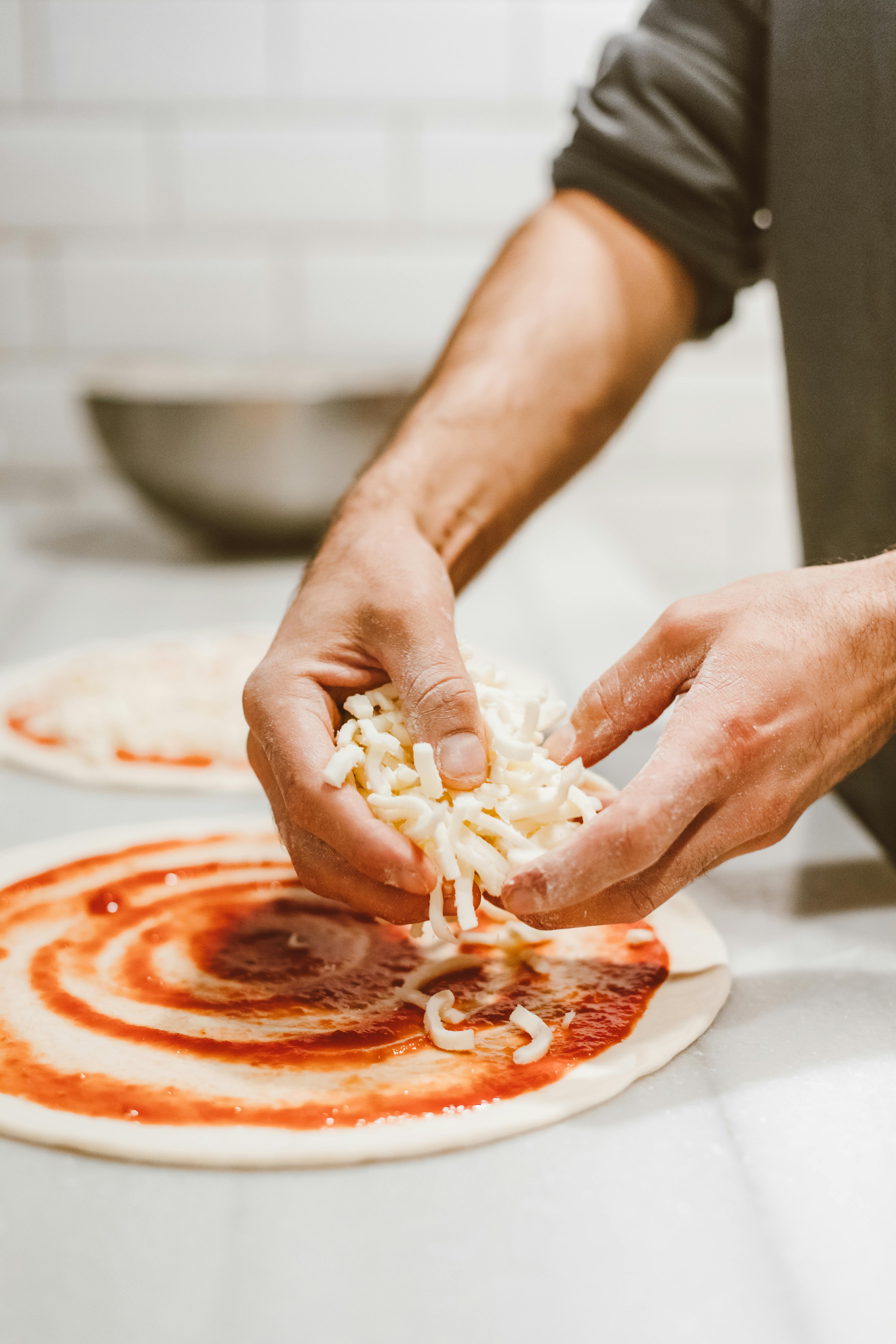 Ein Mann macht Pizza von Grund auf neu | Quelle: Pexels