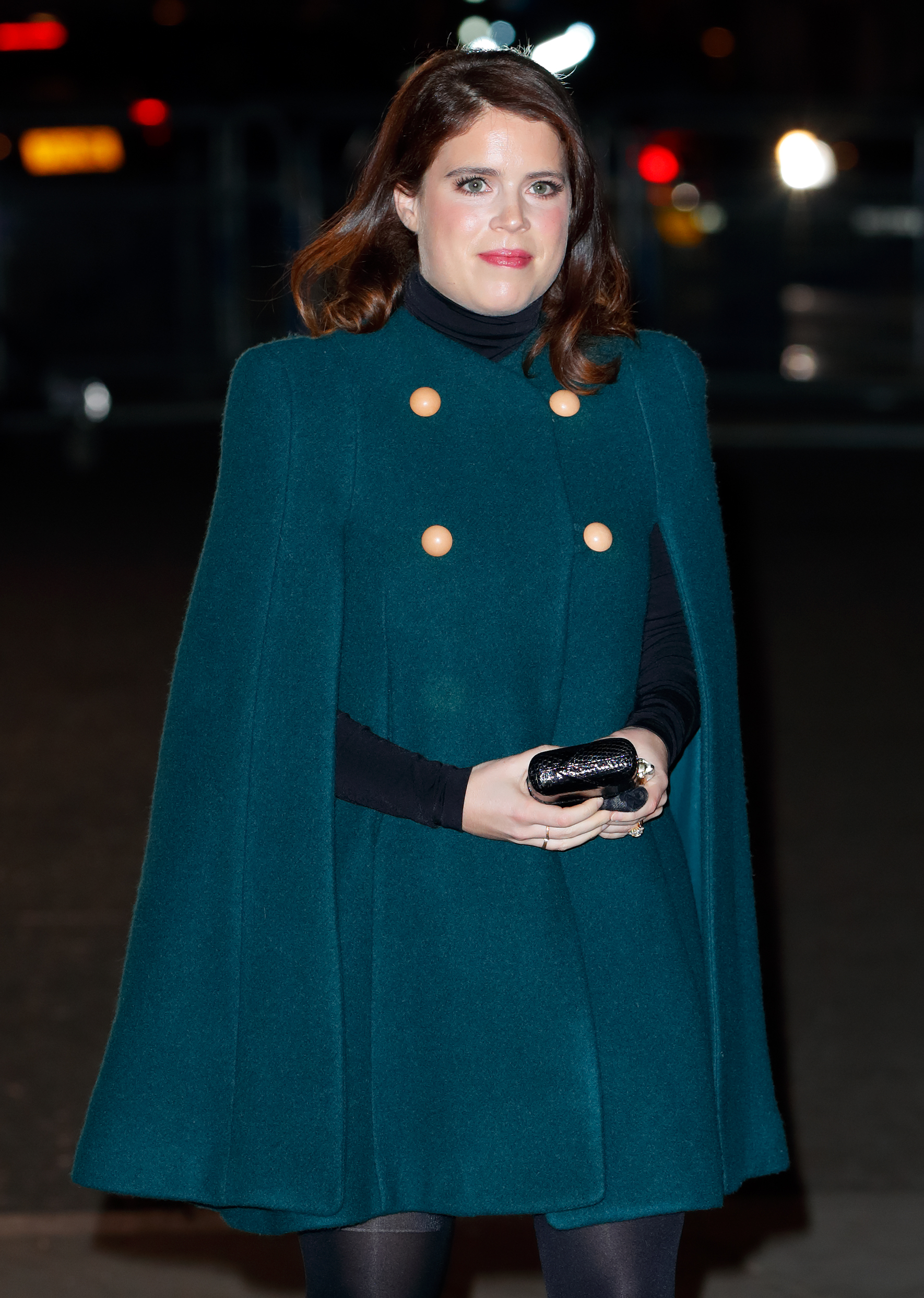 Eugenie hat oft zwischen klassischem königlichem Stil und eher modischen Entscheidungen gewechselt, anstatt sich an ein bestimmtes Markenzeichen zu halten. Bis 2025 war diese Entwicklung zu einem eigenständigen Gesprächsthema geworden.