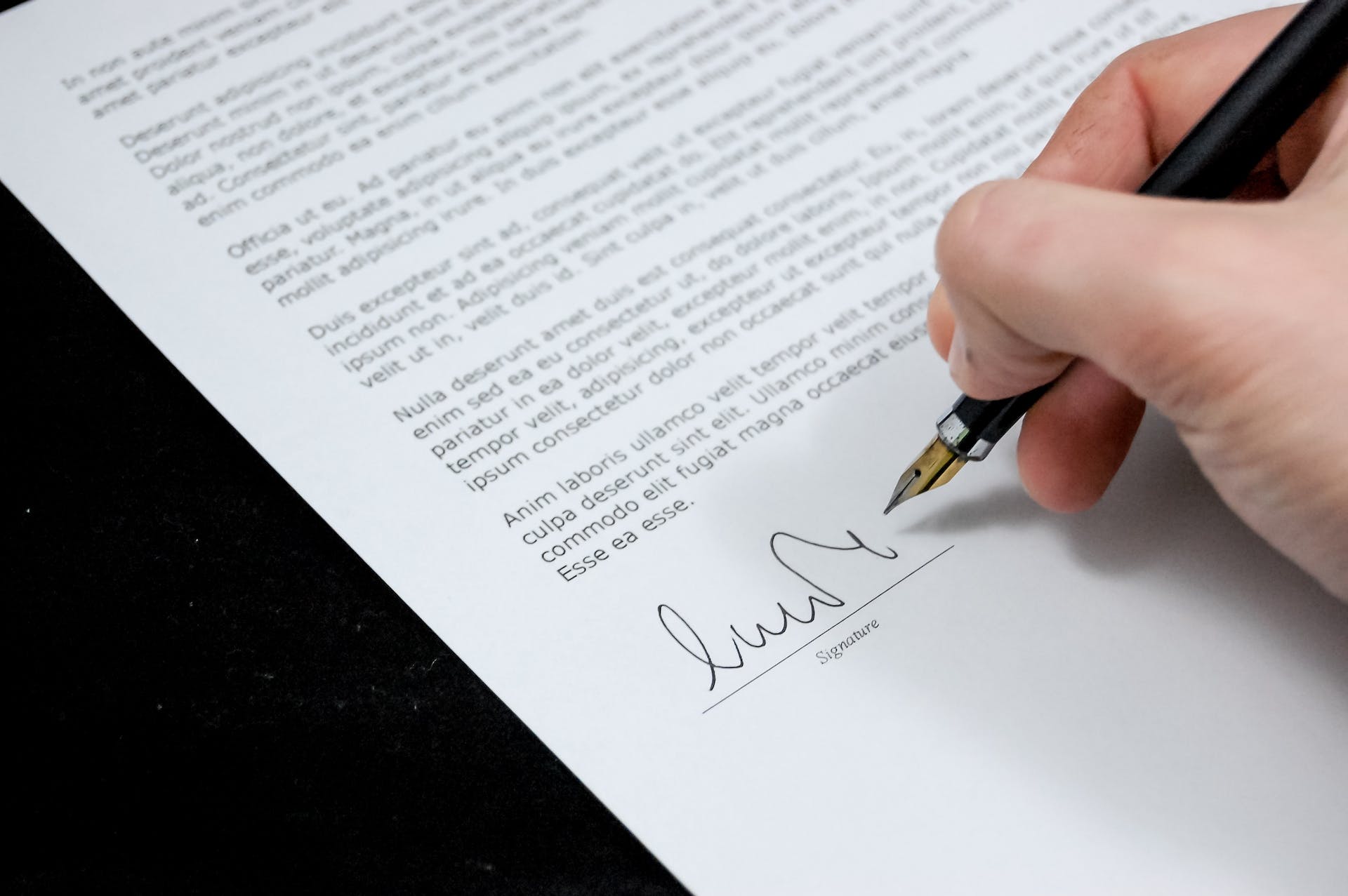Person, die ein Dokument unterschreibt | Quelle: Pexels