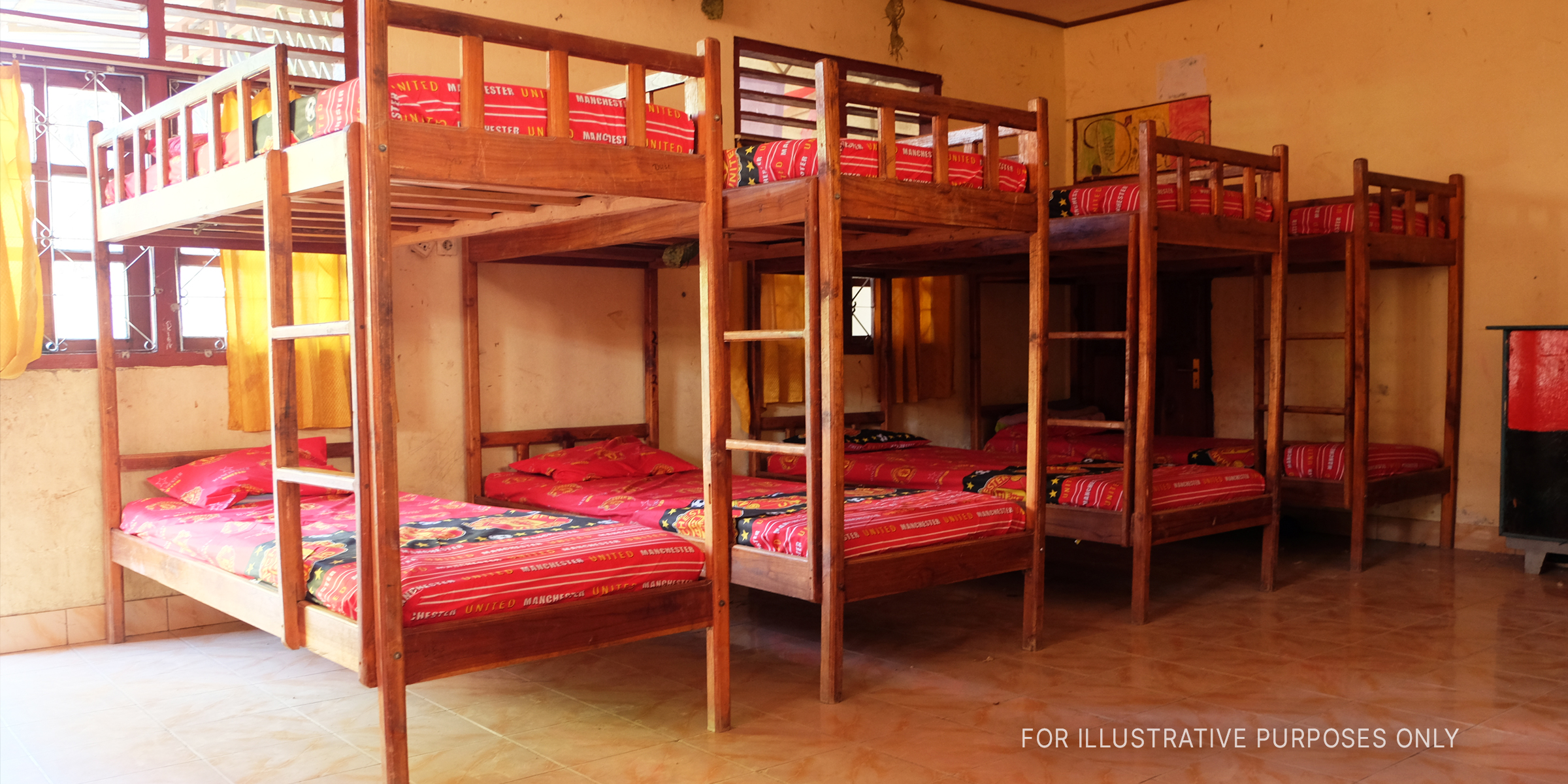 Mehrere Etagenbetten in einem Zimmer. | Quelle: Shutterstock