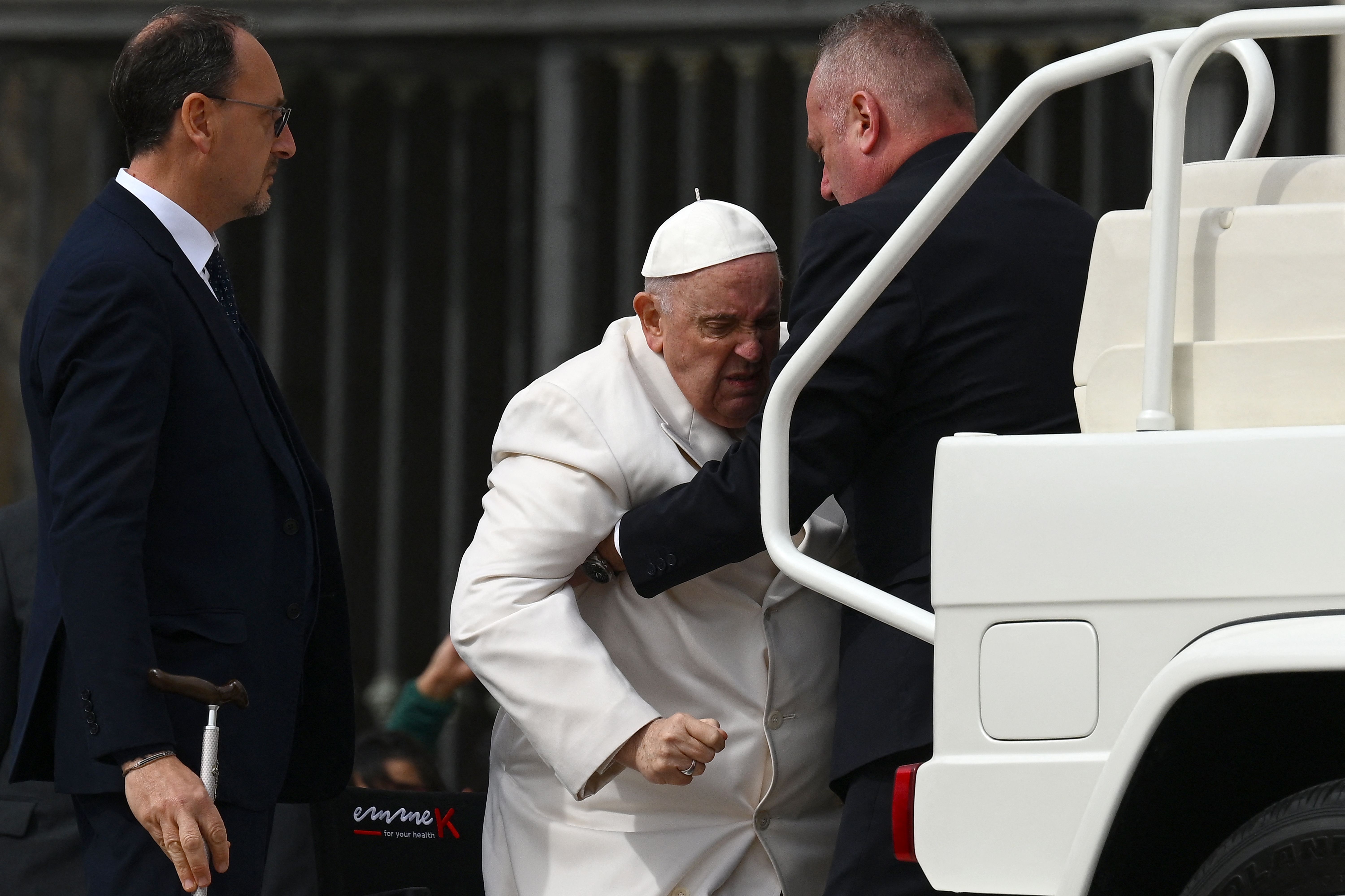 Papst Franziskus wird am 29. März 2023 beim Einsteigen in ein Papamobil fotografiert. | Quelle: Getty Images