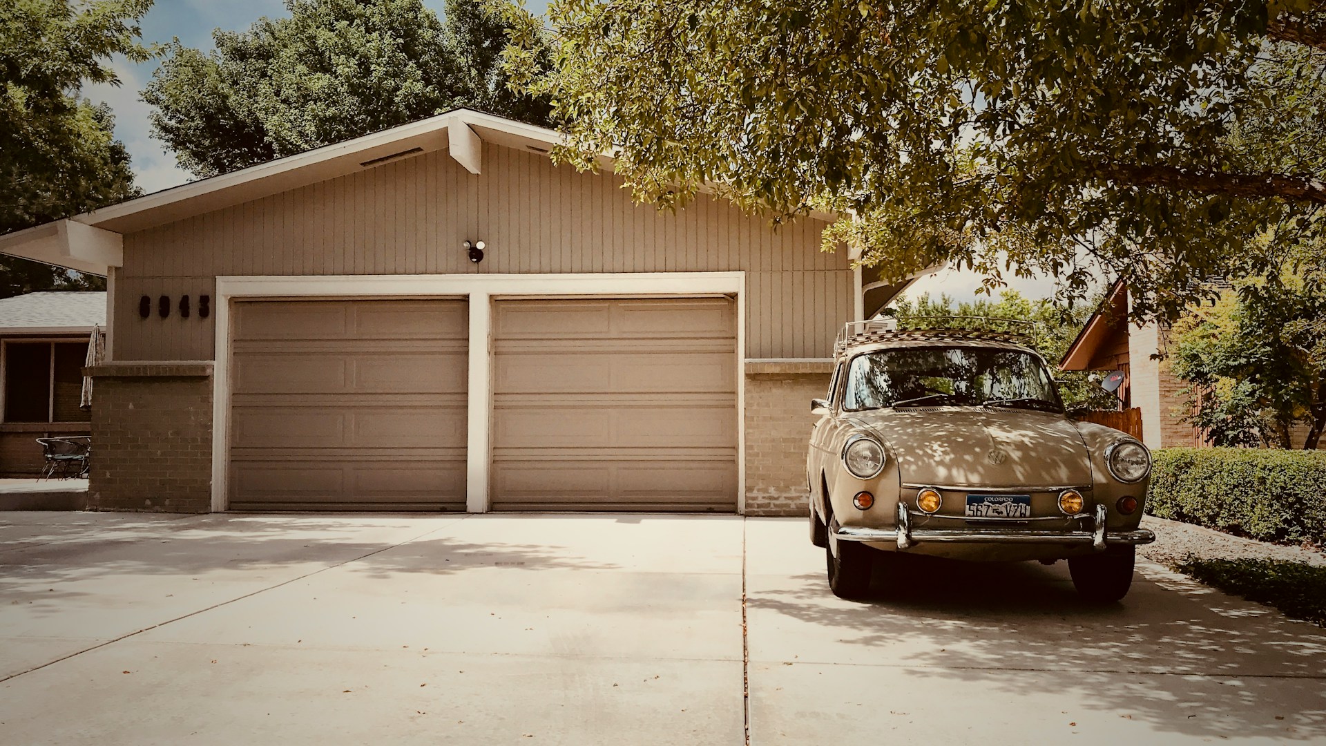 Ein Auto, das vor einer Garage geparkt ist | Quelle: Unsplash