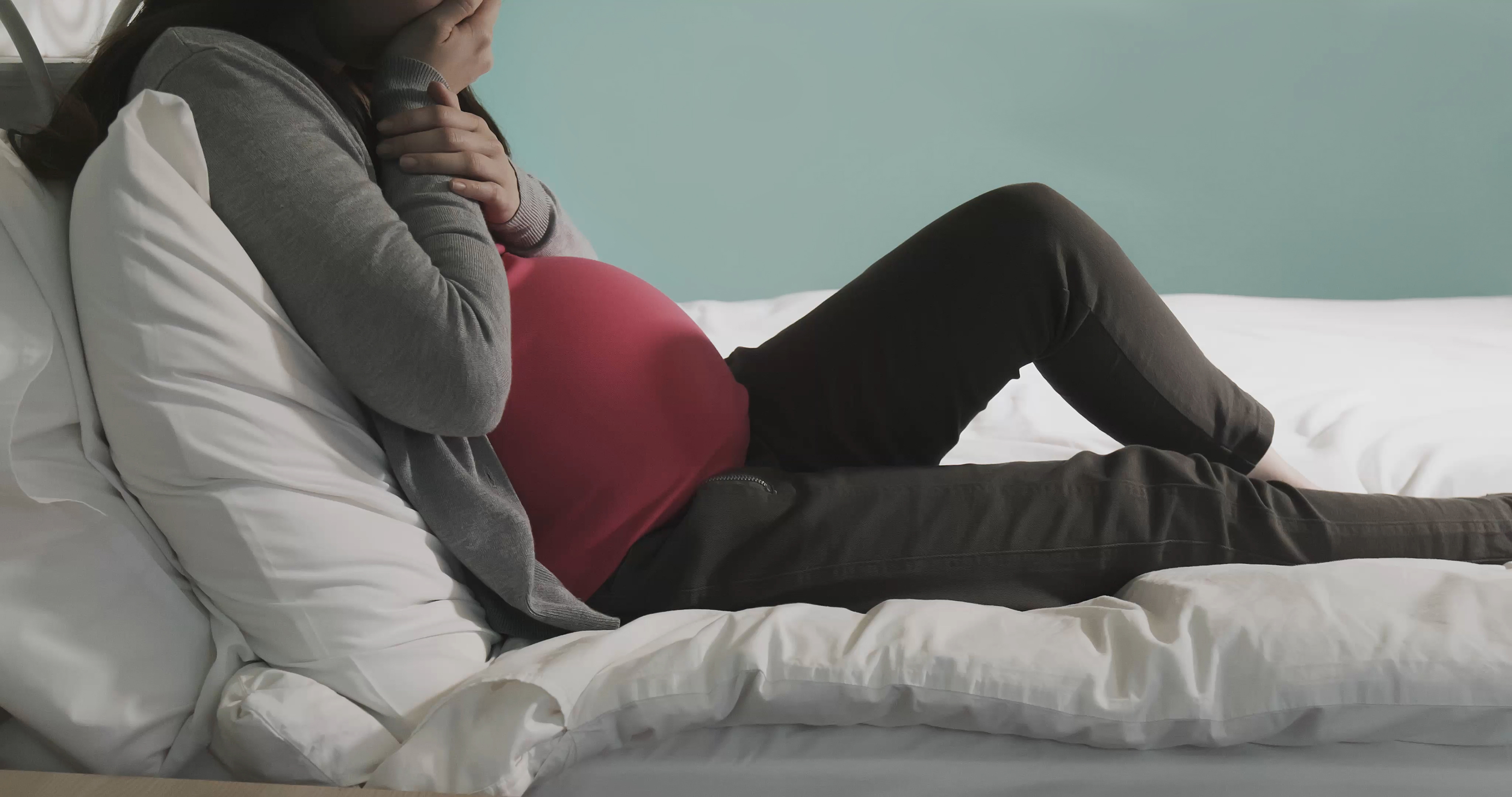 Eine depressive schwangere Frau zu Hause | Quelle: Shutterstock