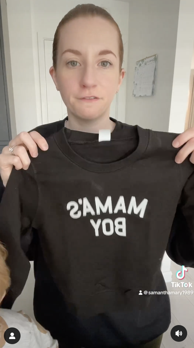 Samantha Mary hält ein schwarzes T-Shirt in einem Video vom 23. September 2023 | Quelle: instagram.com/samanthamary1989
