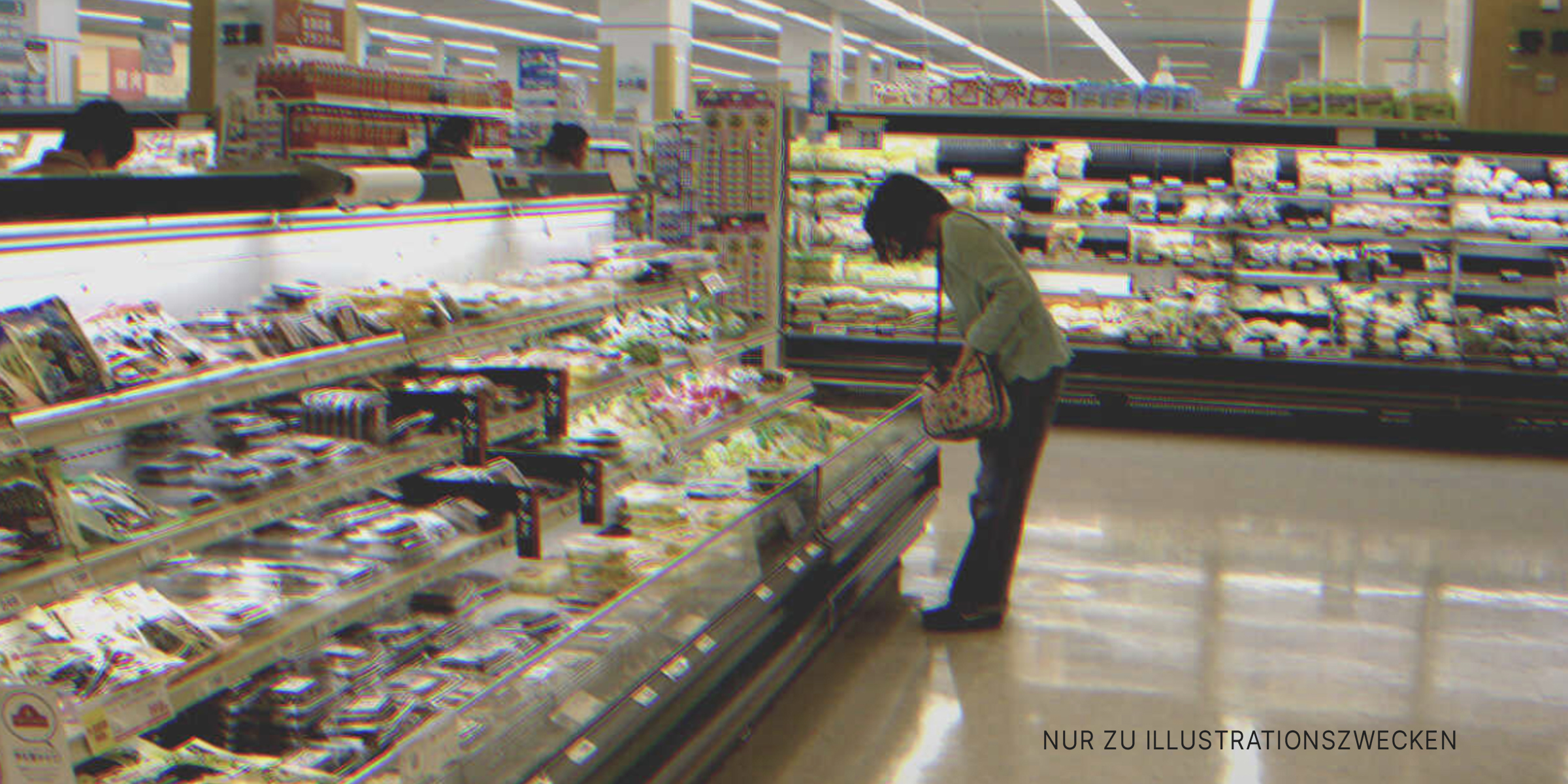 Eine Frau wählt in einem Supermarkt Lebensmittel aus | Quelle: Flickr