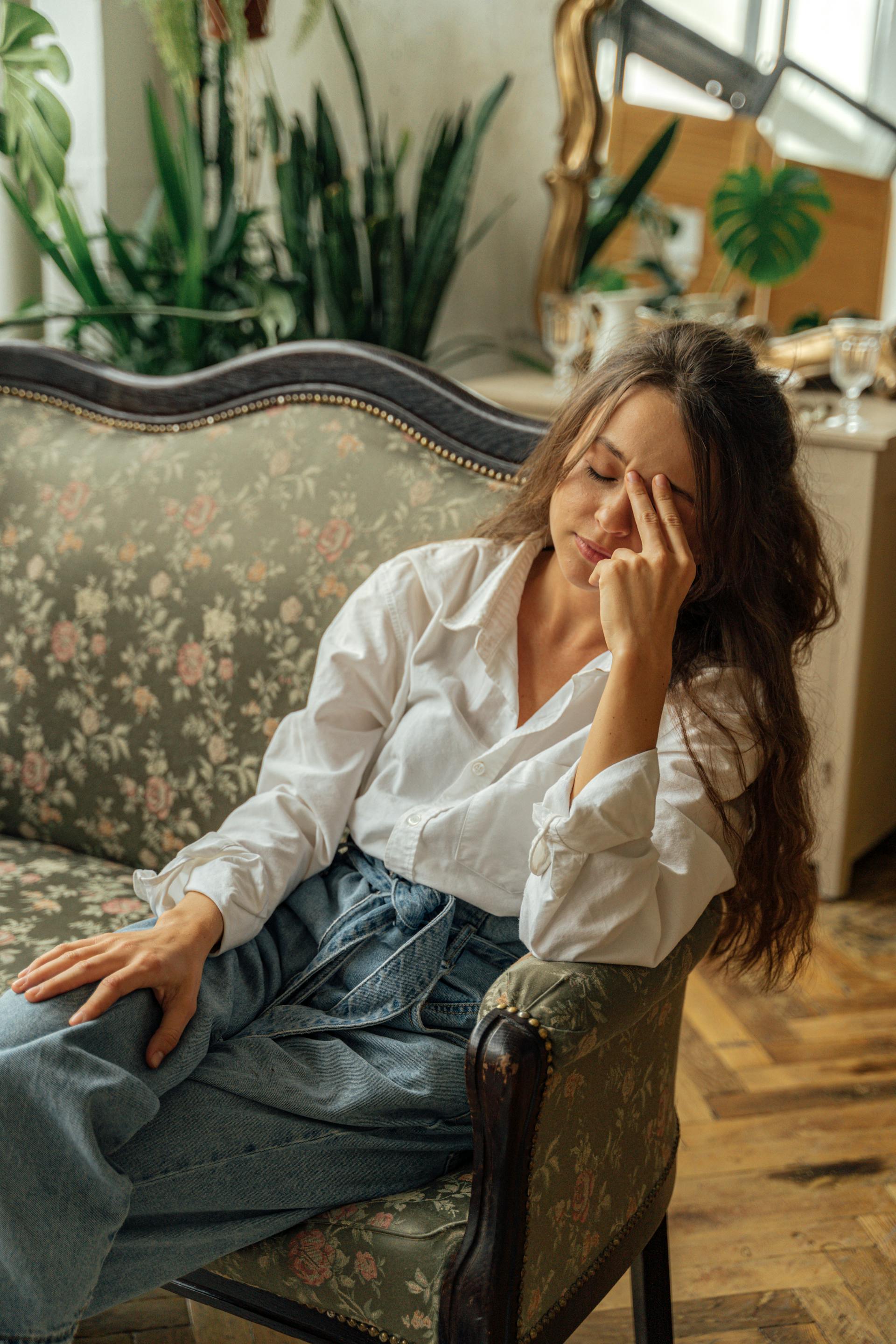 Eine angespannte Frau auf einem Sofa | Quelle: Pexels