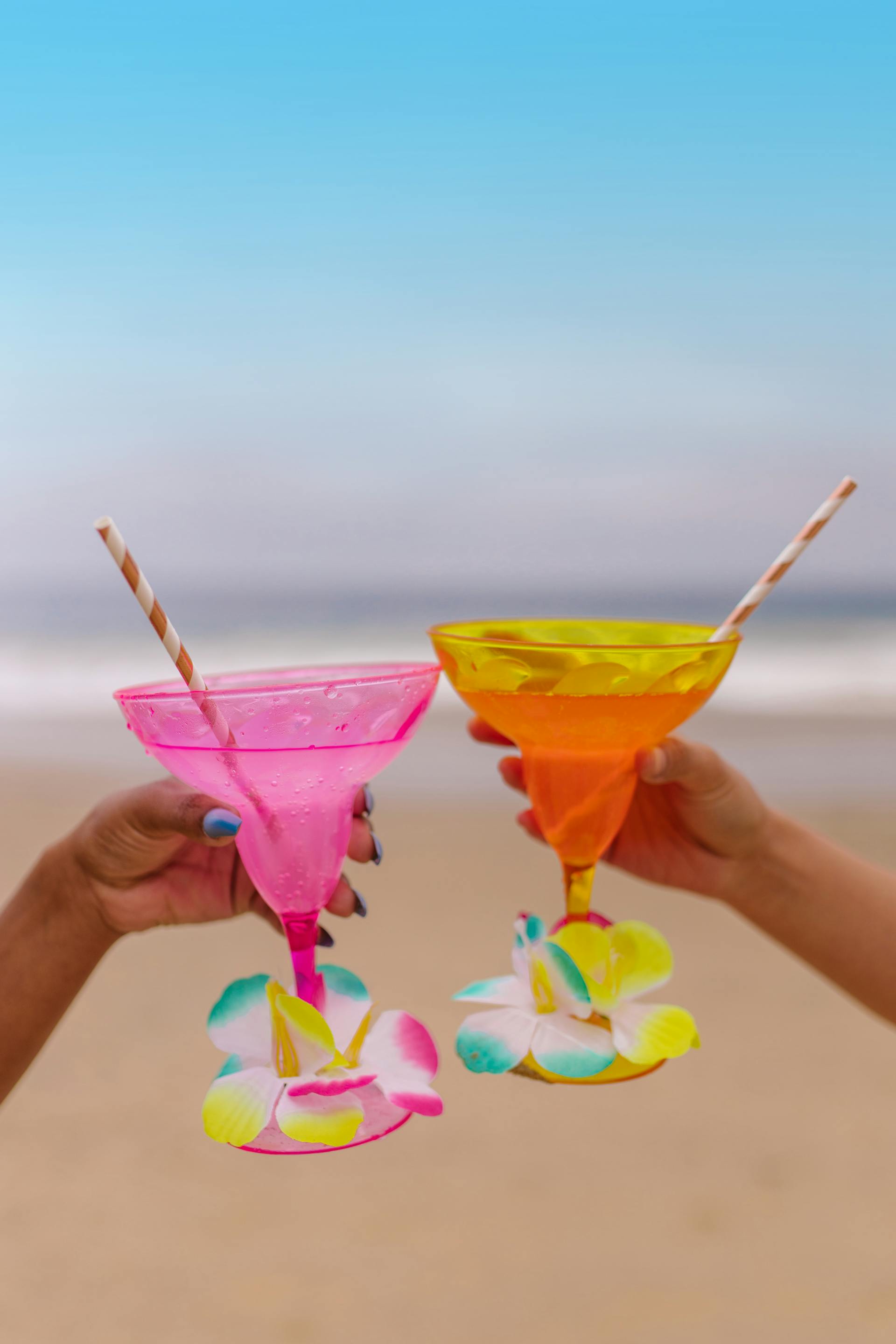 Pessoas com bebidas na praia | Fonte: Pexels