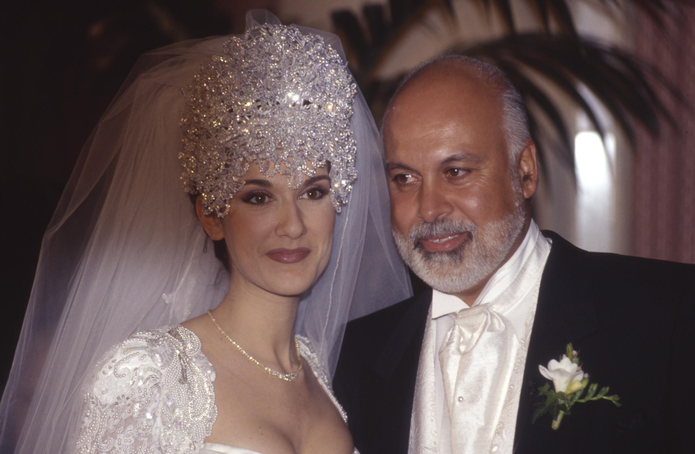 Céline Dion René Angélil an ihrem Hochzeitstag am 17. Dezember 1994 in Montreal, Kanada. | Quelle: Getty Images