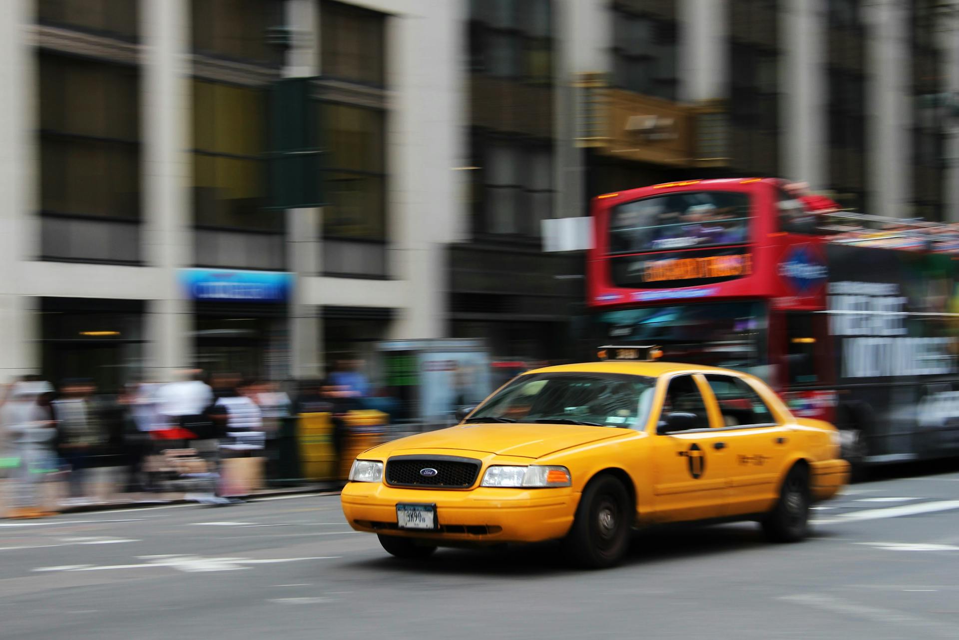 Ein Taxi auf einer belebten Straße | Quelle: Pexels