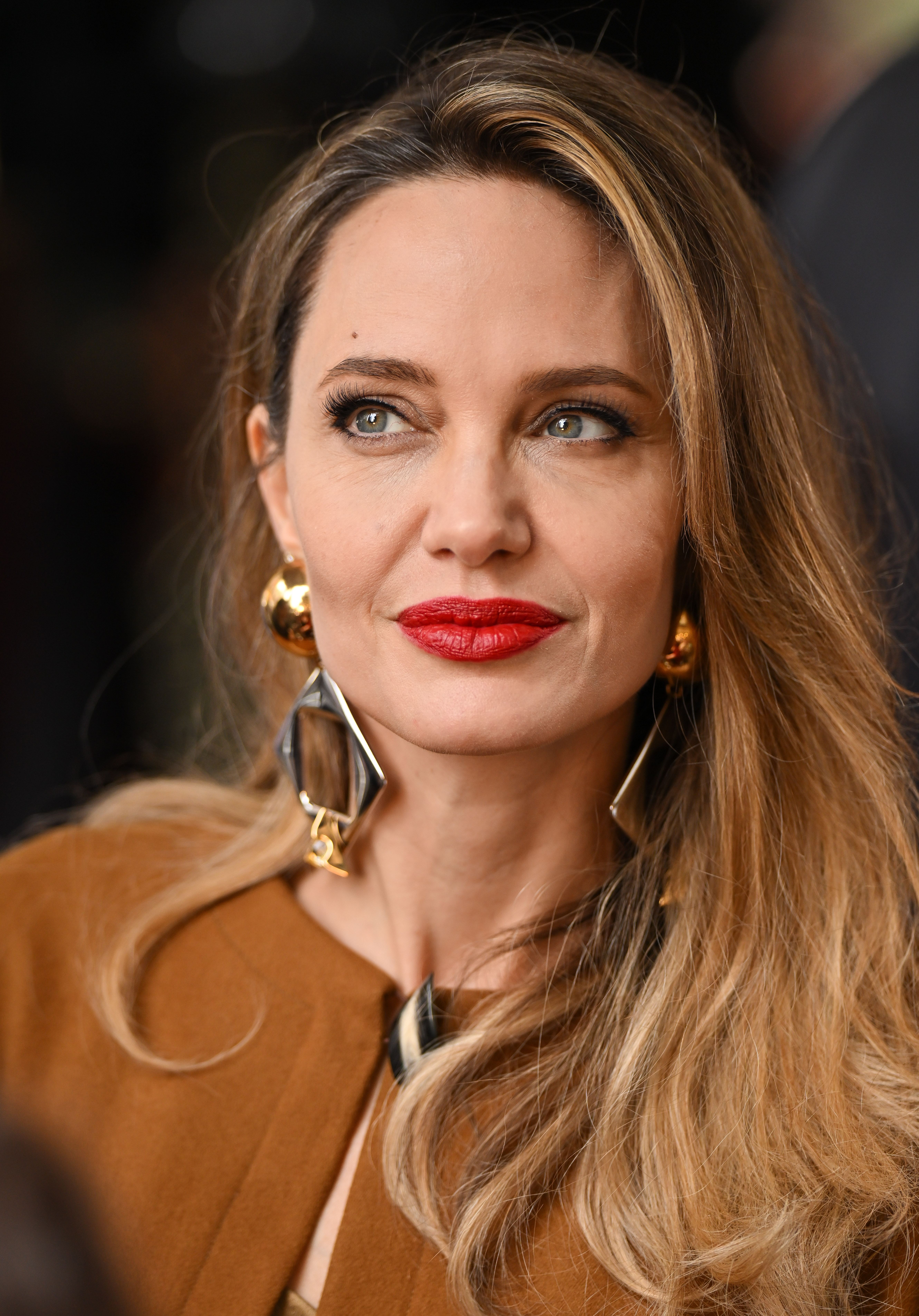 Angelina Jolie besucht die Premiere von "The Outsiders" im Bernard B. Jacobs Theatre am 11. April 2024 in New York City. | Quelle: Getty Images