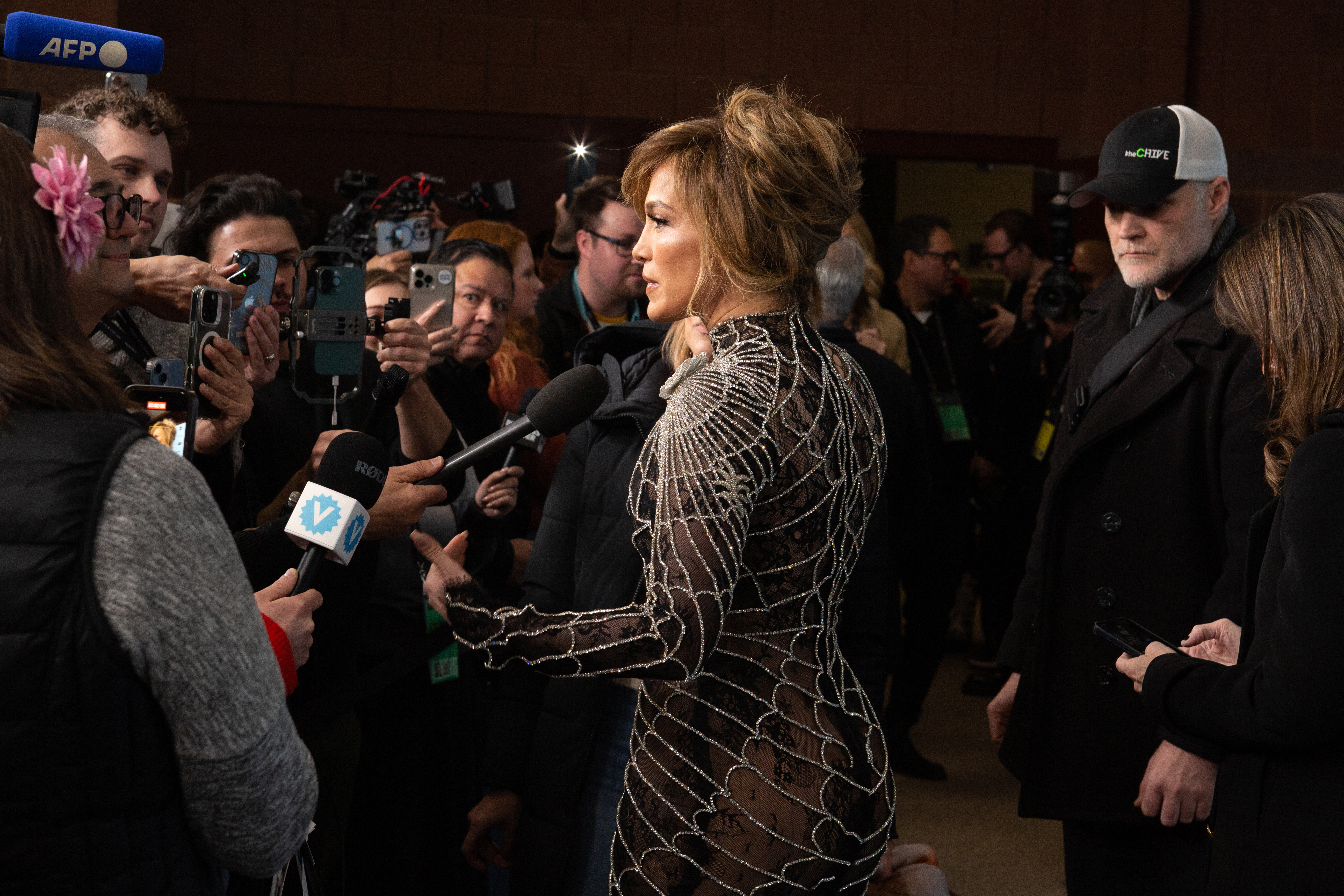 Jennifer Lopez spricht auf dem Sundance Film Festival mit der Presse. | Quelle: Getty Images