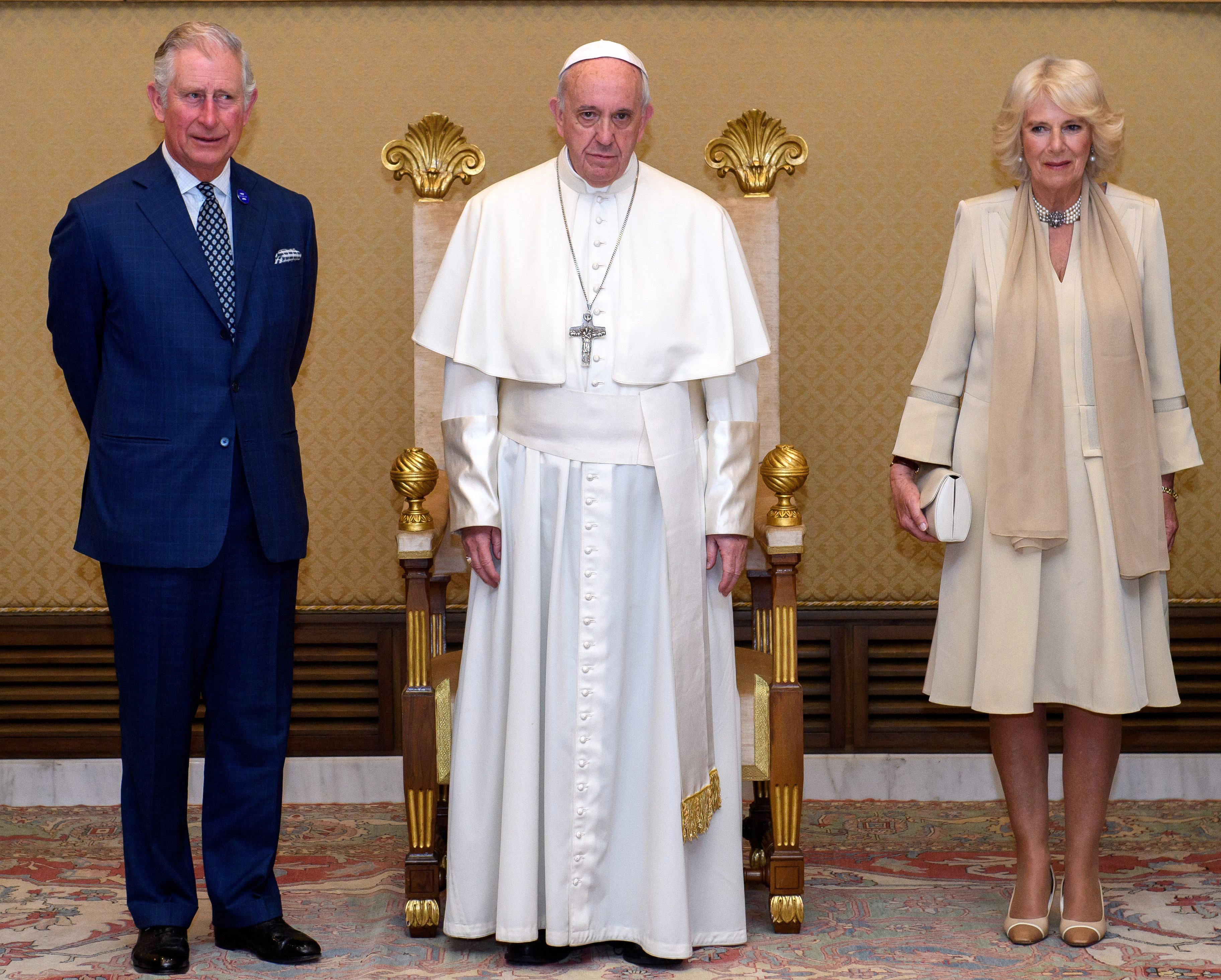 Papst Franziskus posiert mit Prinz Charles und Camilla, Herzogin von Cornwall, während des Besuchs des Königspaares im Vatikan am 4. April 2017 in der Vatikanstadt | Quelle: Getty Images
