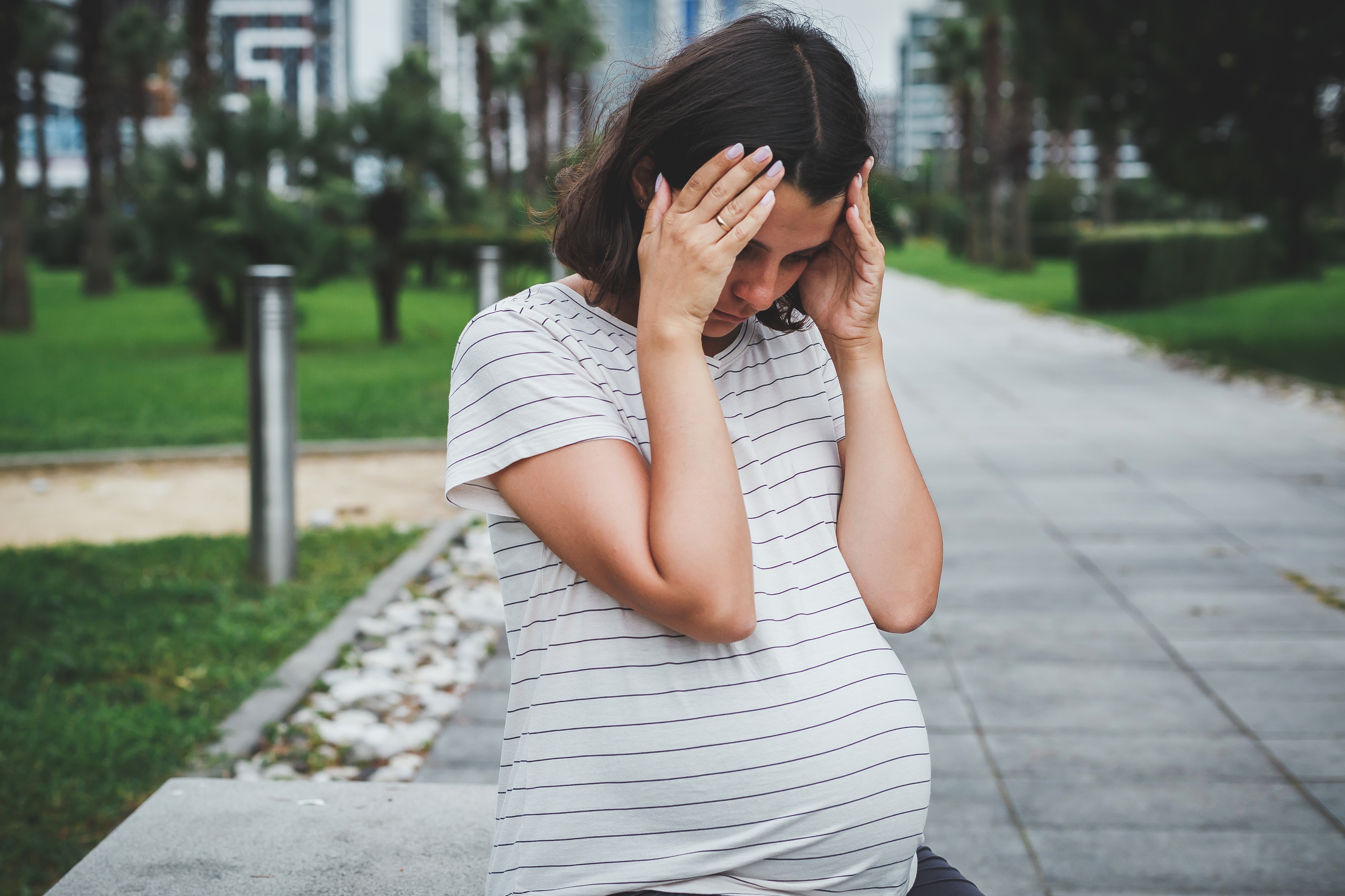 Eine frustrierte schwangere Frau | Quelle: Shutterstock