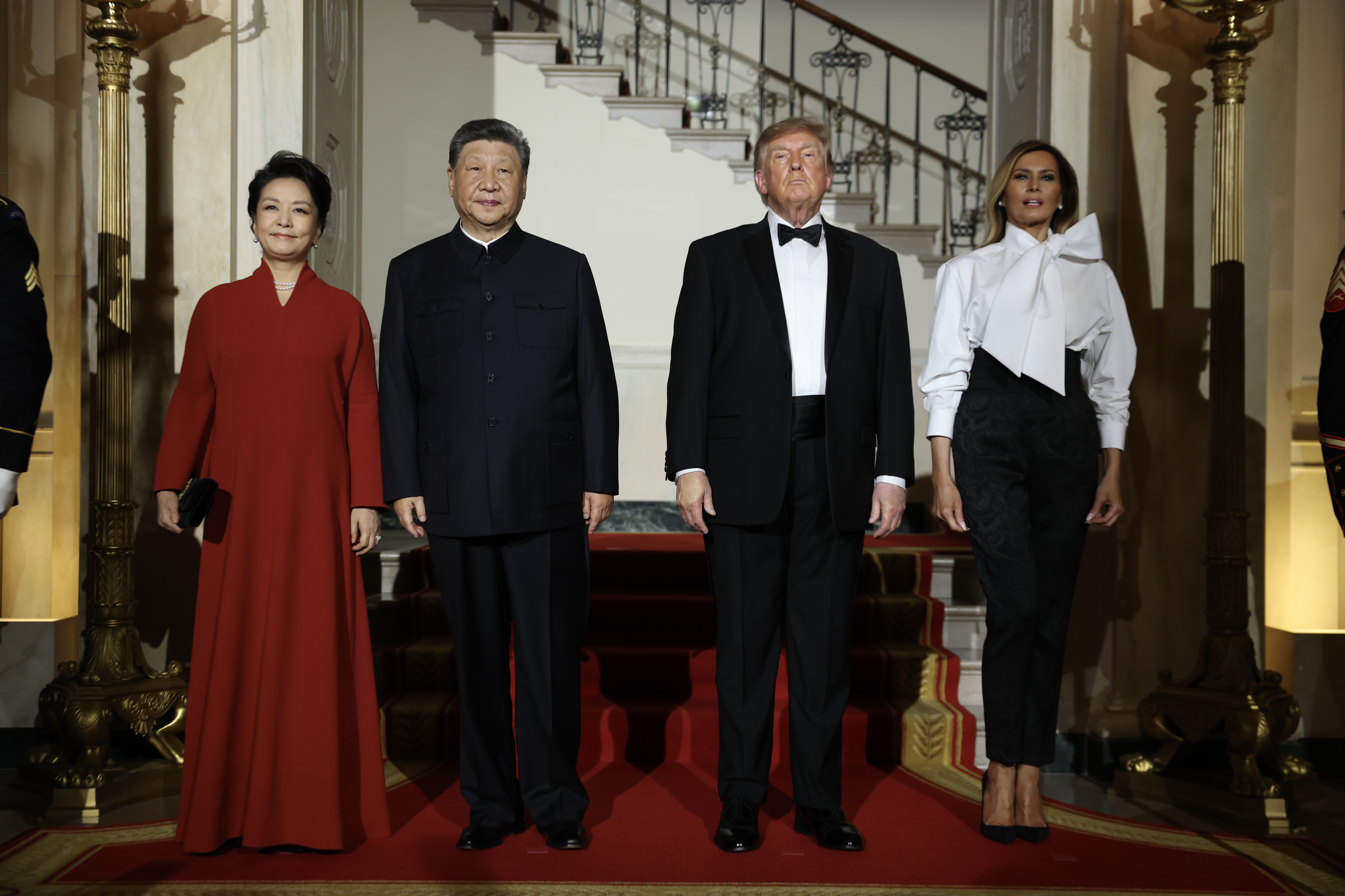 Im East Room gab es rote Tischdecken, Dahlien und Ranunkeln; laut Melanias Büro wurde die Farbe unter anderem wegen der kulturellen Bedeutung von Rot in China ausgewählt. | Quelle: Getty Images