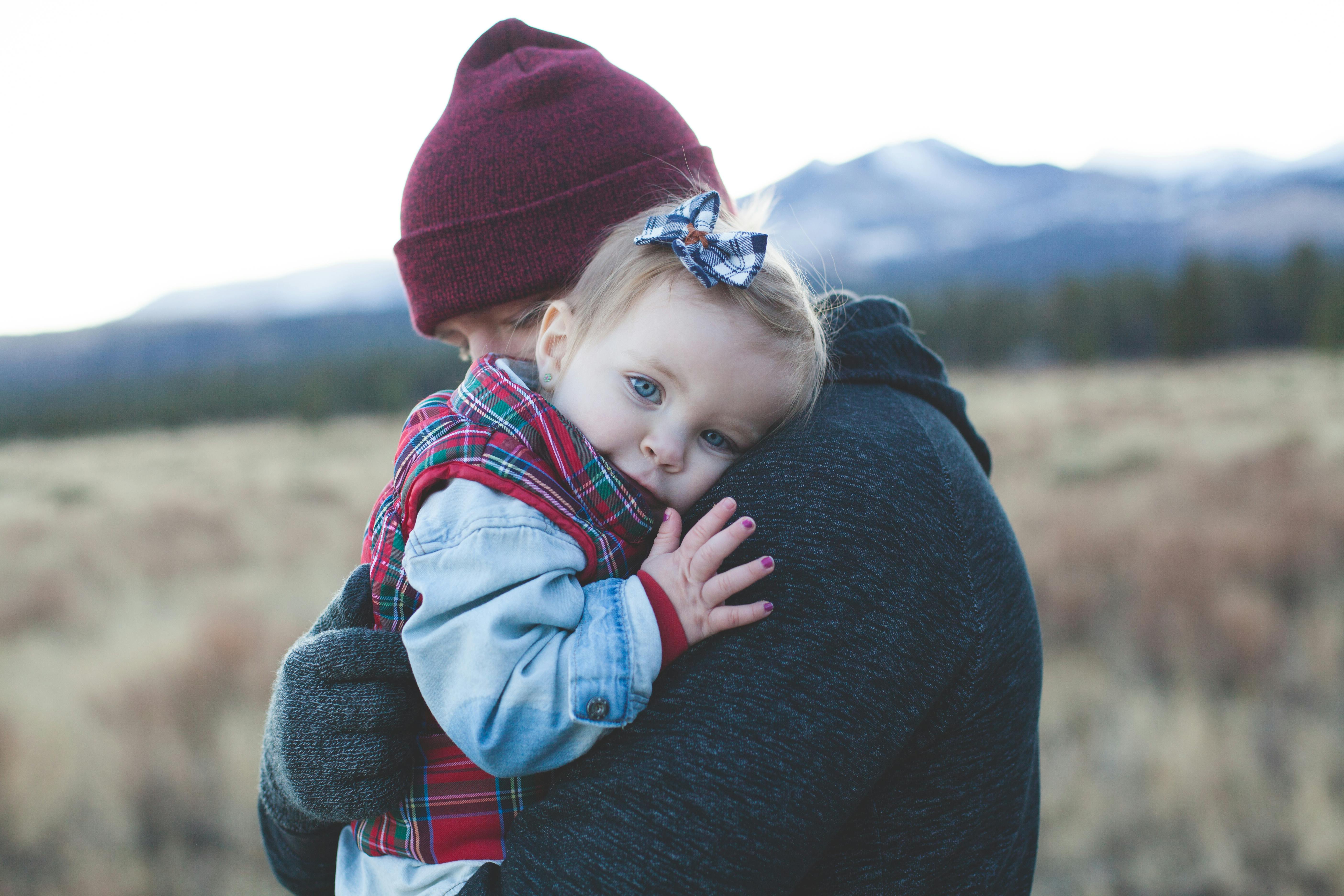 Papa hält seine kleine Tochter im Arm | Quelle: Pexels