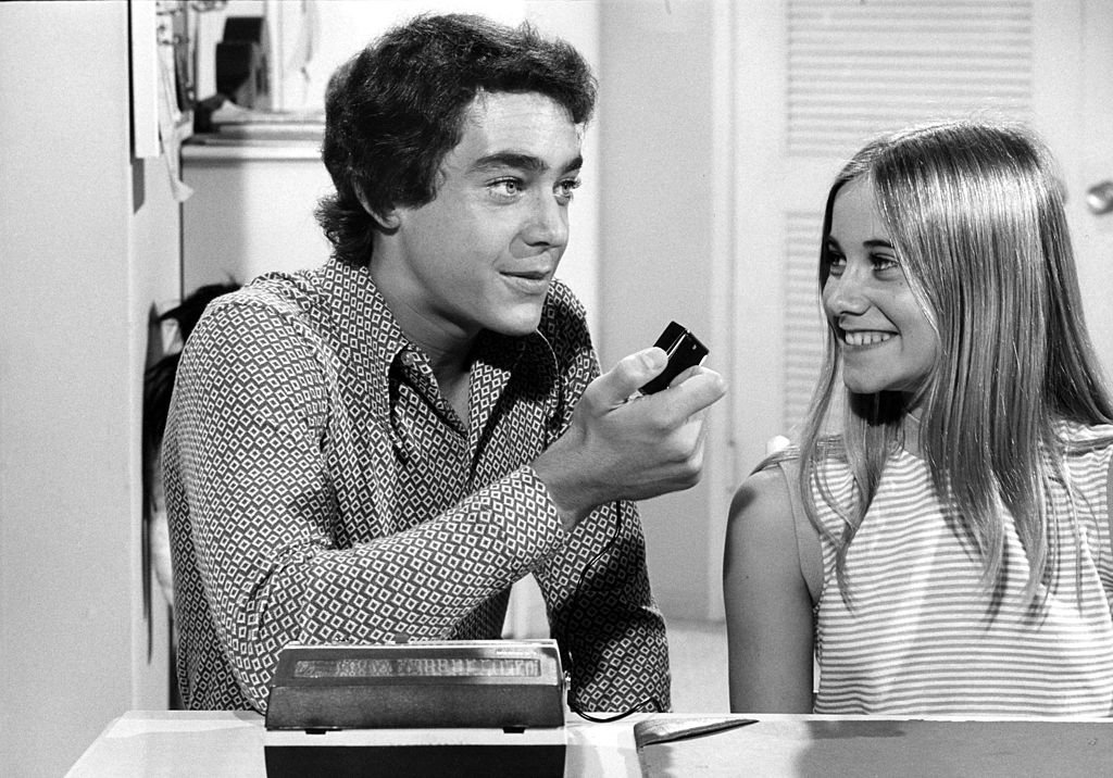 Greg (Barry Williams) und Marcia (Maureen McCormick) planen ihre Rache an Peter, der ihre Gespräche mit einem Kassettenrekorder belauscht hat, in einer Folge von ,,The Brady Brunch" um 1971. | Quelle: Getty Images