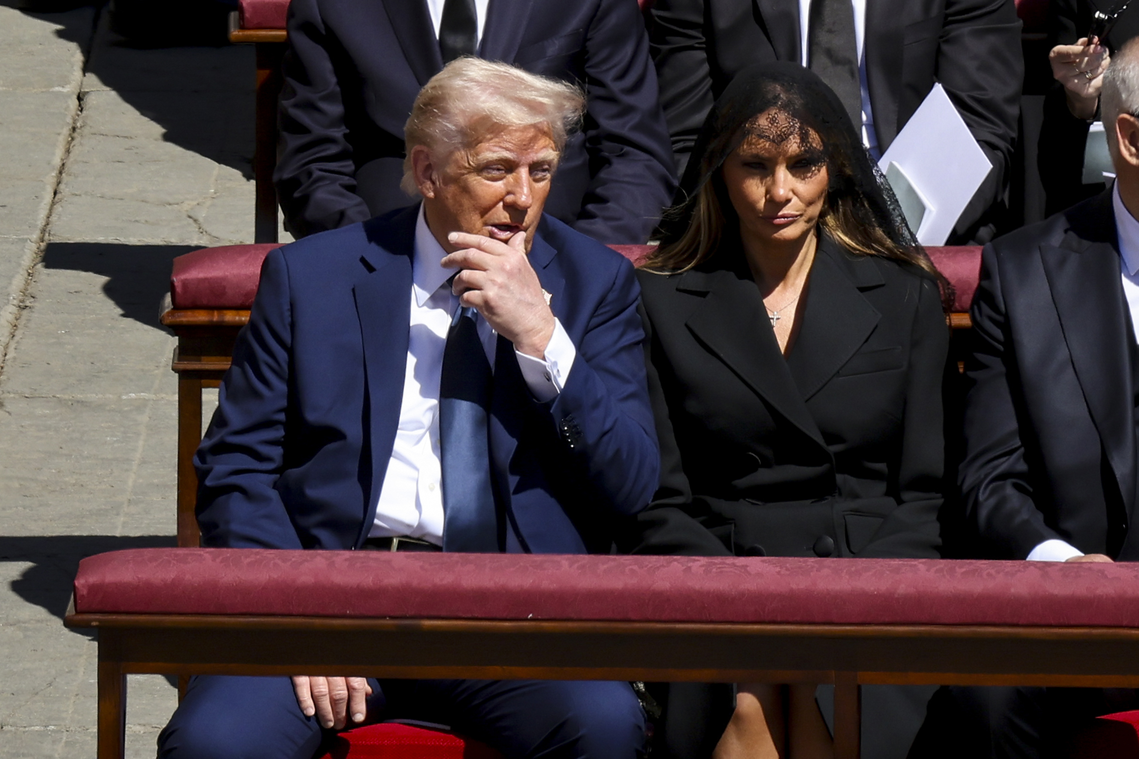Donald Trump sitzt bei der Beerdigung neben seiner Frau. | Quelle: Getty Images