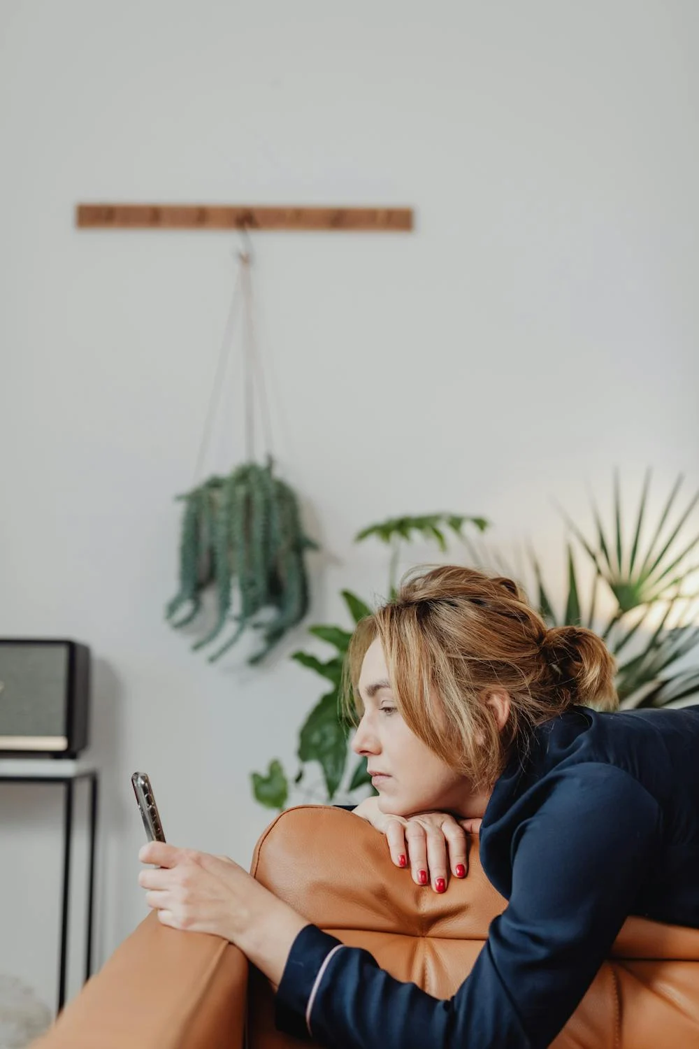 Eine Frau schaut auf ihr Telefon | Quelle: Pexels