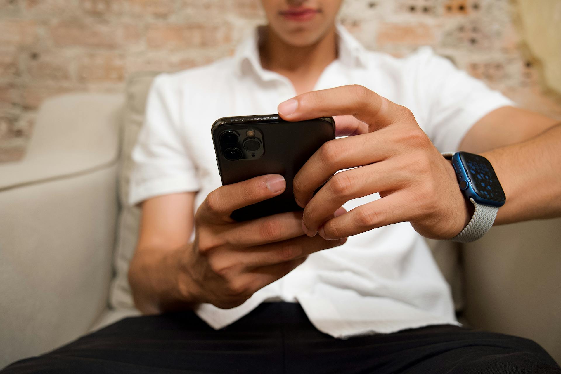 Ein junger Mann, der sein Handy überprüft | Quelle: Pexels