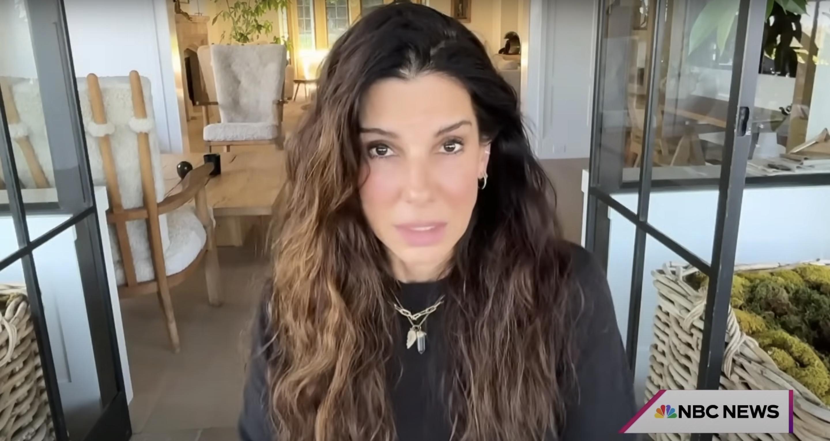 Ein Screenshot von Sandra Bullock, die in einem Video spricht, das am 12. August 2024 veröffentlicht wurde | Quelle: YouTube/@HodaAndJenna