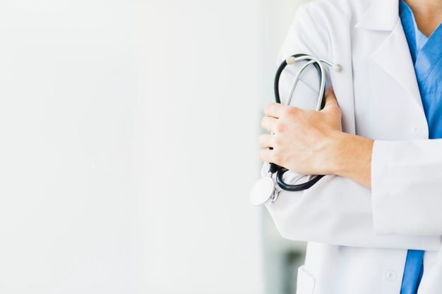 Ein Arzt im Kittel mit Stethoskop. | Quelle: Shutterstock