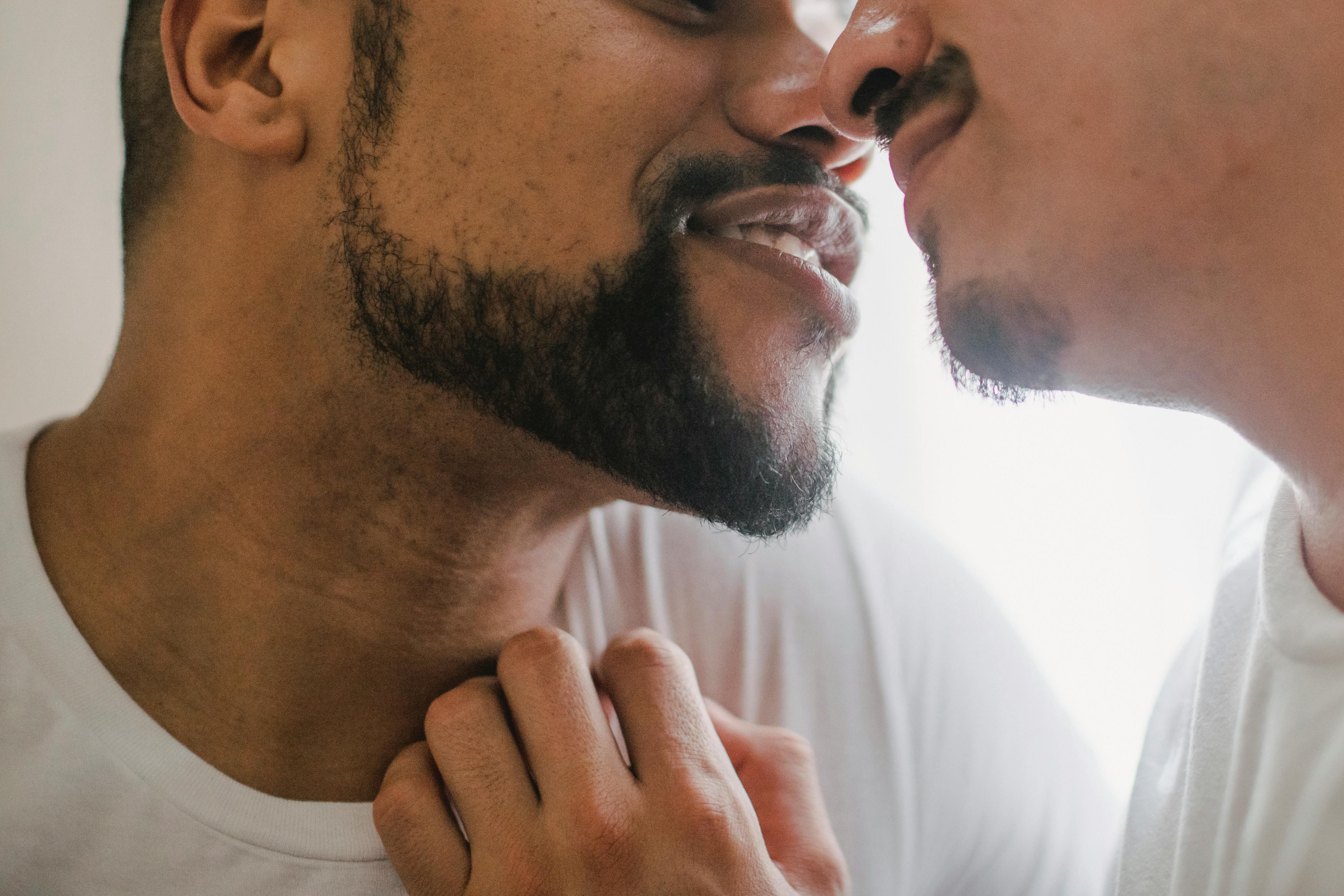 Zwei Männer, die sich gerade küssen | Quelle: Pexels
